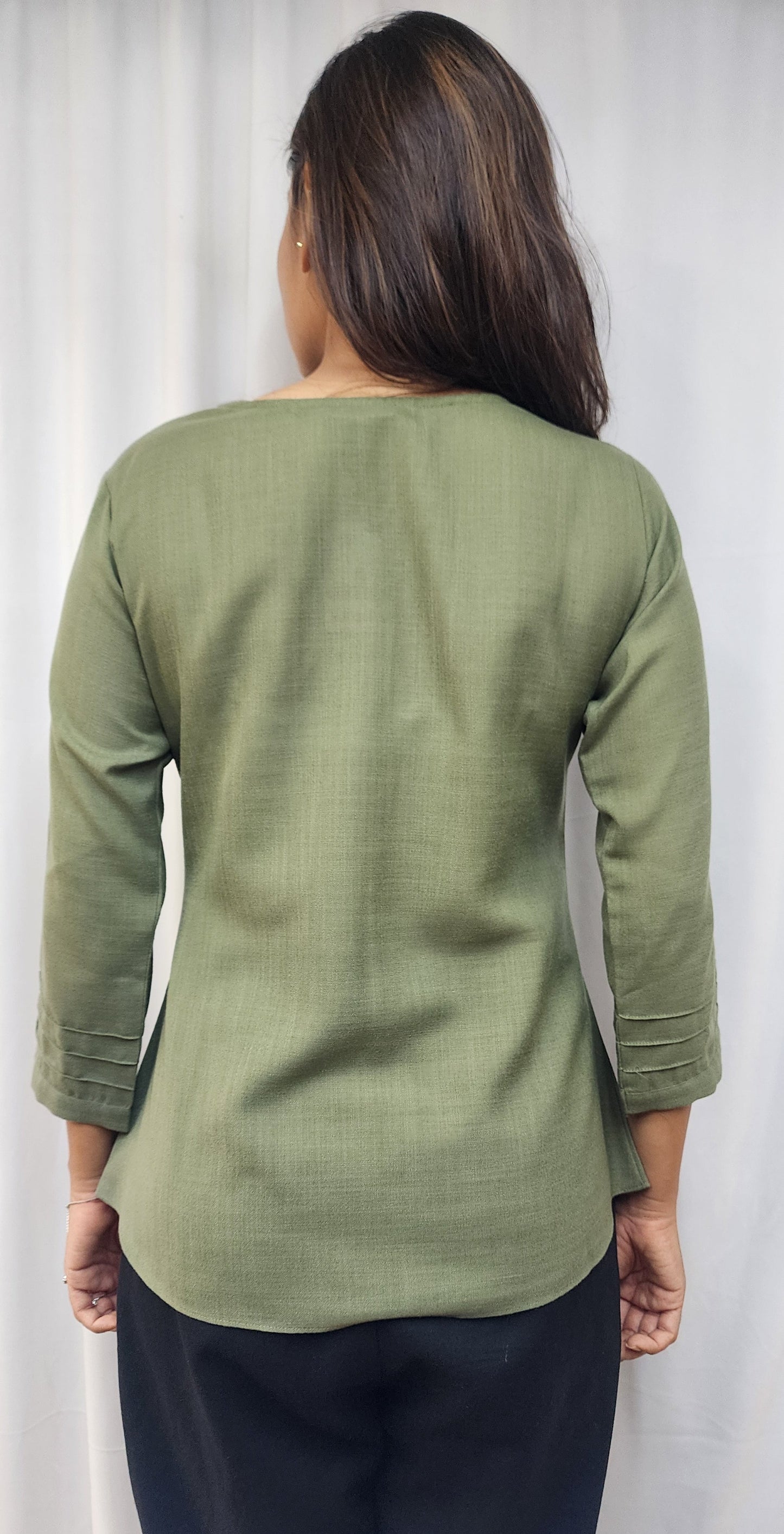 WOMENS FLORAL EMBREOIDERED BOAT NECK TOP WITH KEYHOLE & PINTUCKS DETAILING ON FRONT & SLEEVES