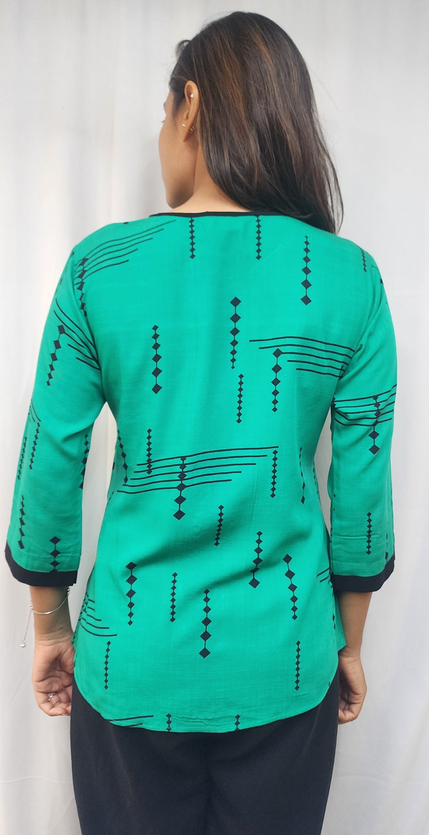 WOMENS GEOMETRIC PRINTED TOP WITH BLACK BAND & SEQUIN LACE DETAIL IN THE FRONT. ROUND NECK WITH BLACK PIPING, 3/4TH SLEEVES
