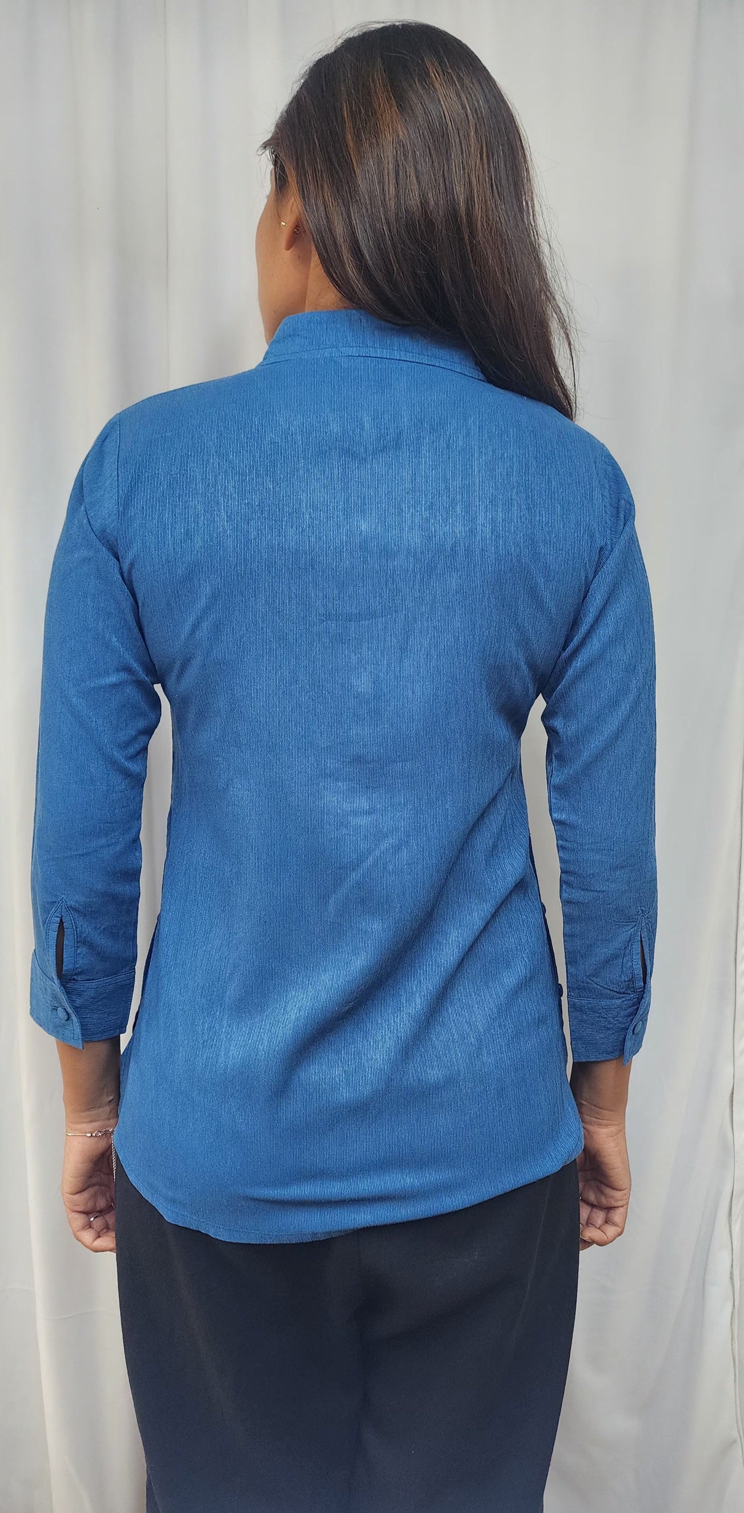 WOMENS SOLID SHIRT IN BLUE WITH SIDE BUTTON DETAILING. FLY COLLAR, 3/4TH SLEEVES WITH CUFF