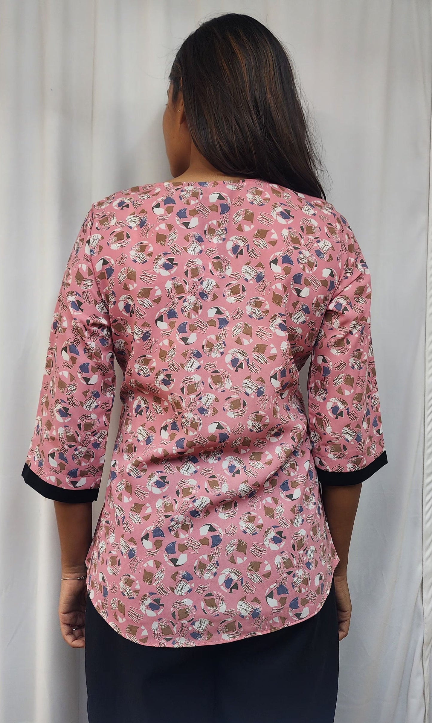 WOMENS ABSTRACT PRINTED TOP IN PINK WITH ROUND NECK WITH BLACK DETAILING & BROOCH