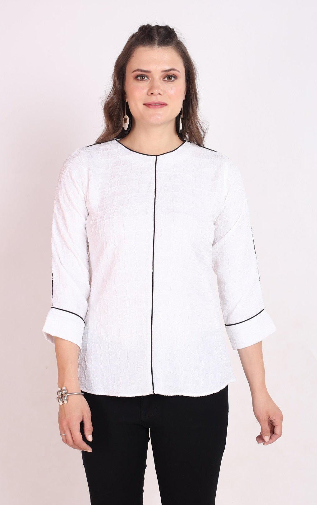 WOMENS TEXTURED TOP WITH BLACK PIPING DETAIL - WHITE