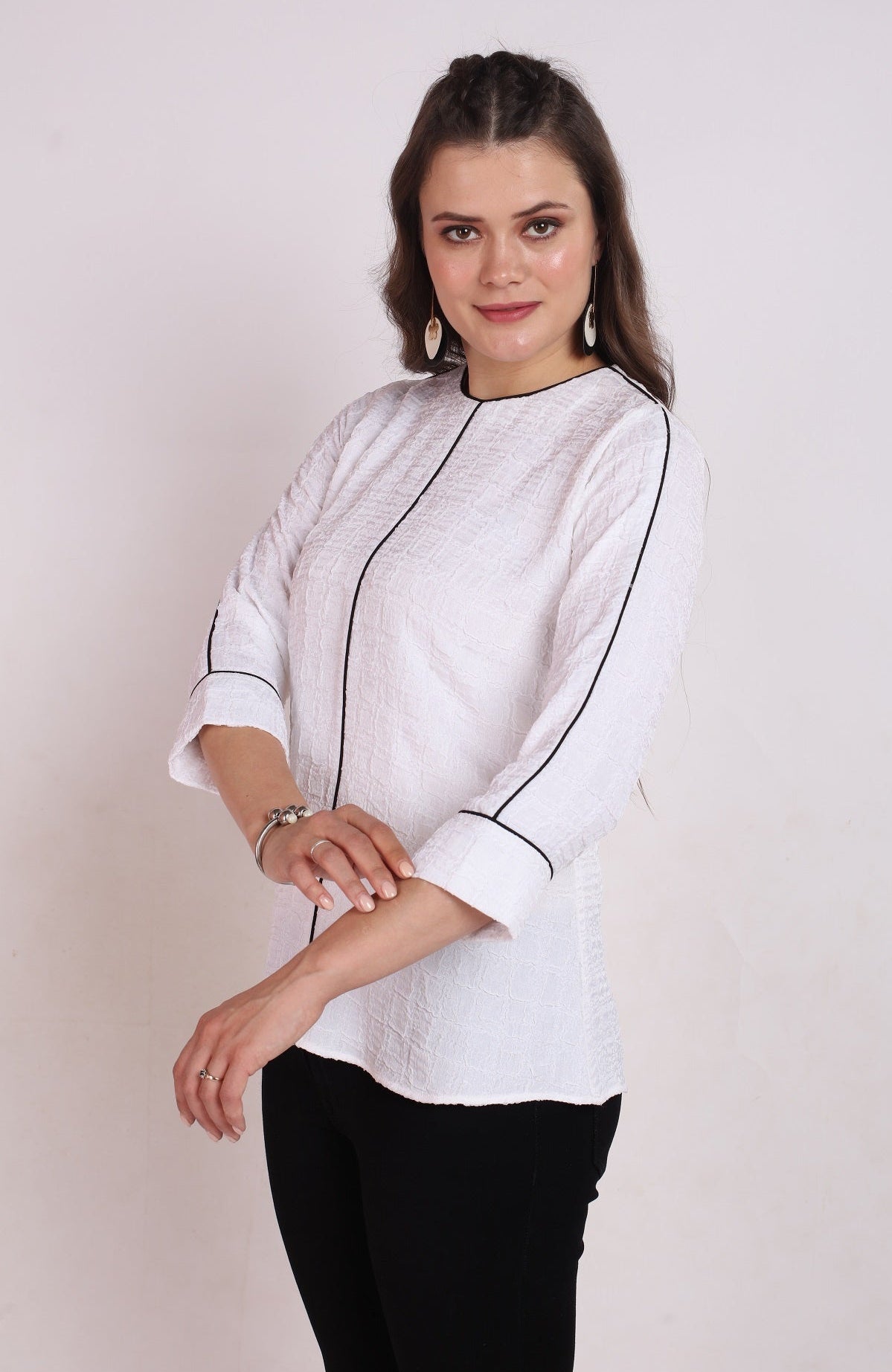 WOMENS TEXTURED TOP WITH BLACK PIPING DETAIL - WHITE