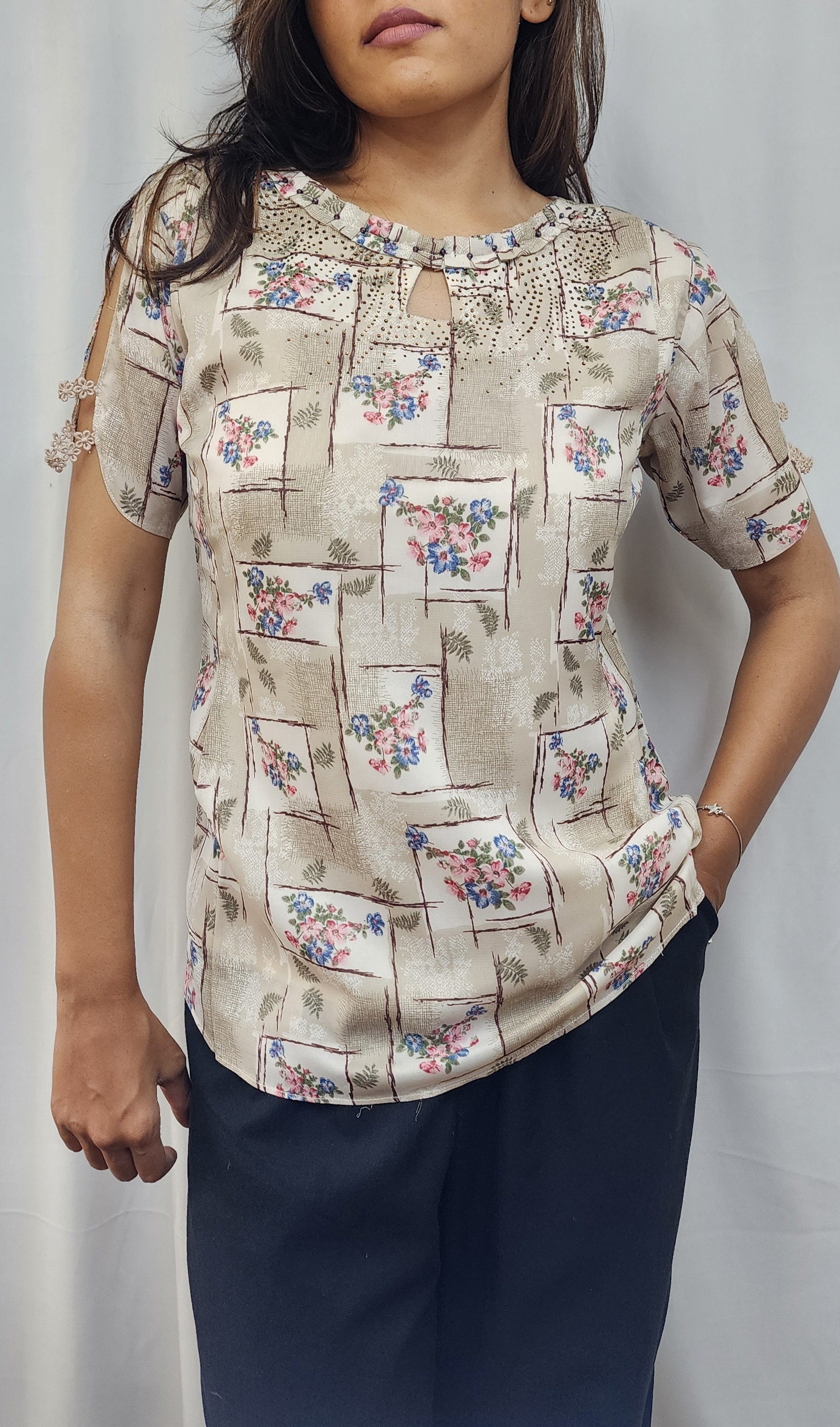 WOMENS ABSTRACT FLORAL PRINT TOP WITH PLEAT DETAIL & DIAMOND EMBELLISHMENT ON NECKLINE. LACE DETAILING ON SLEEVES