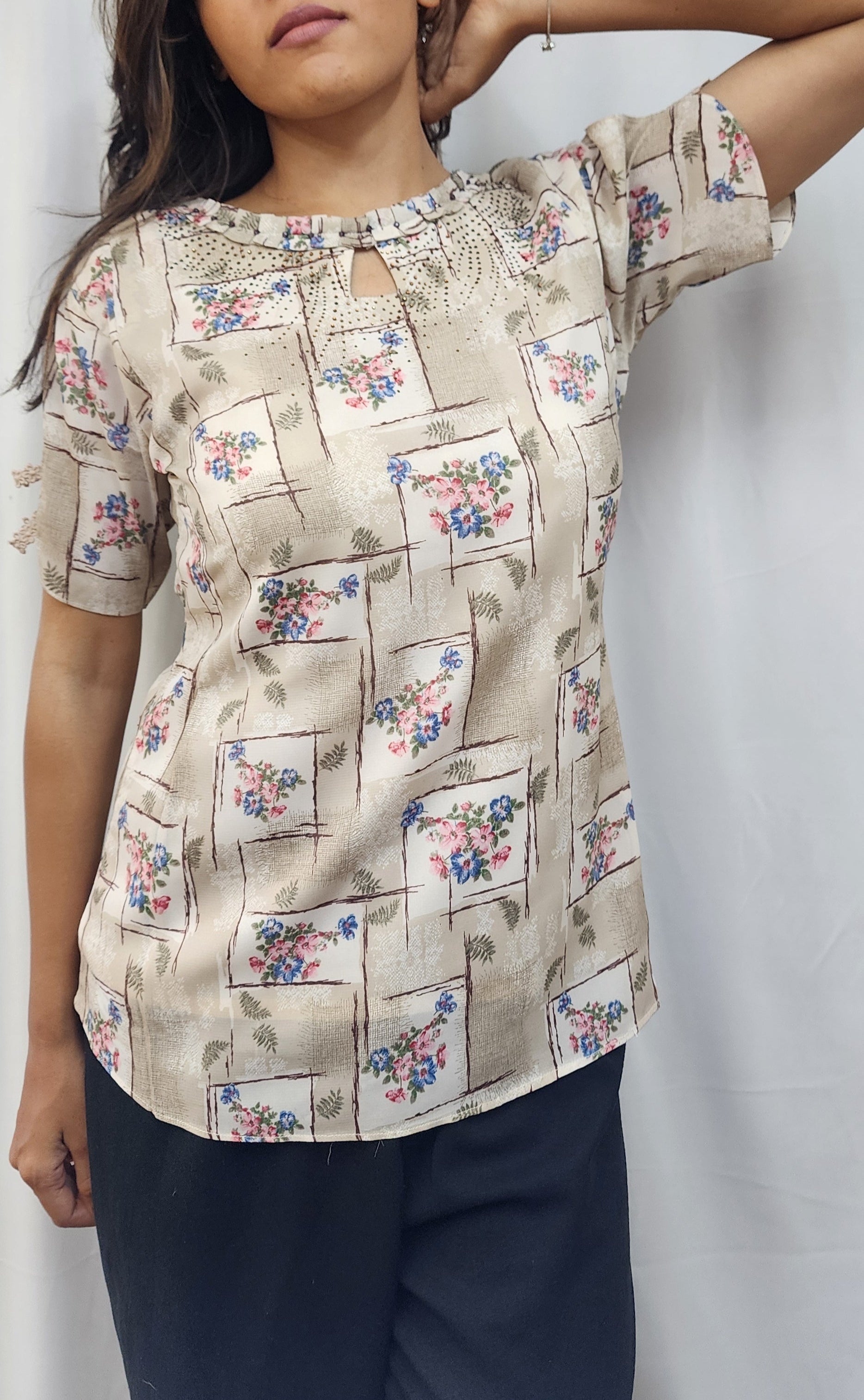 WOMENS ABSTRACT FLORAL PRINT TOP WITH PLEAT DETAIL & DIAMOND EMBELLISHMENT ON NECKLINE. LACE DETAILING ON SLEEVES