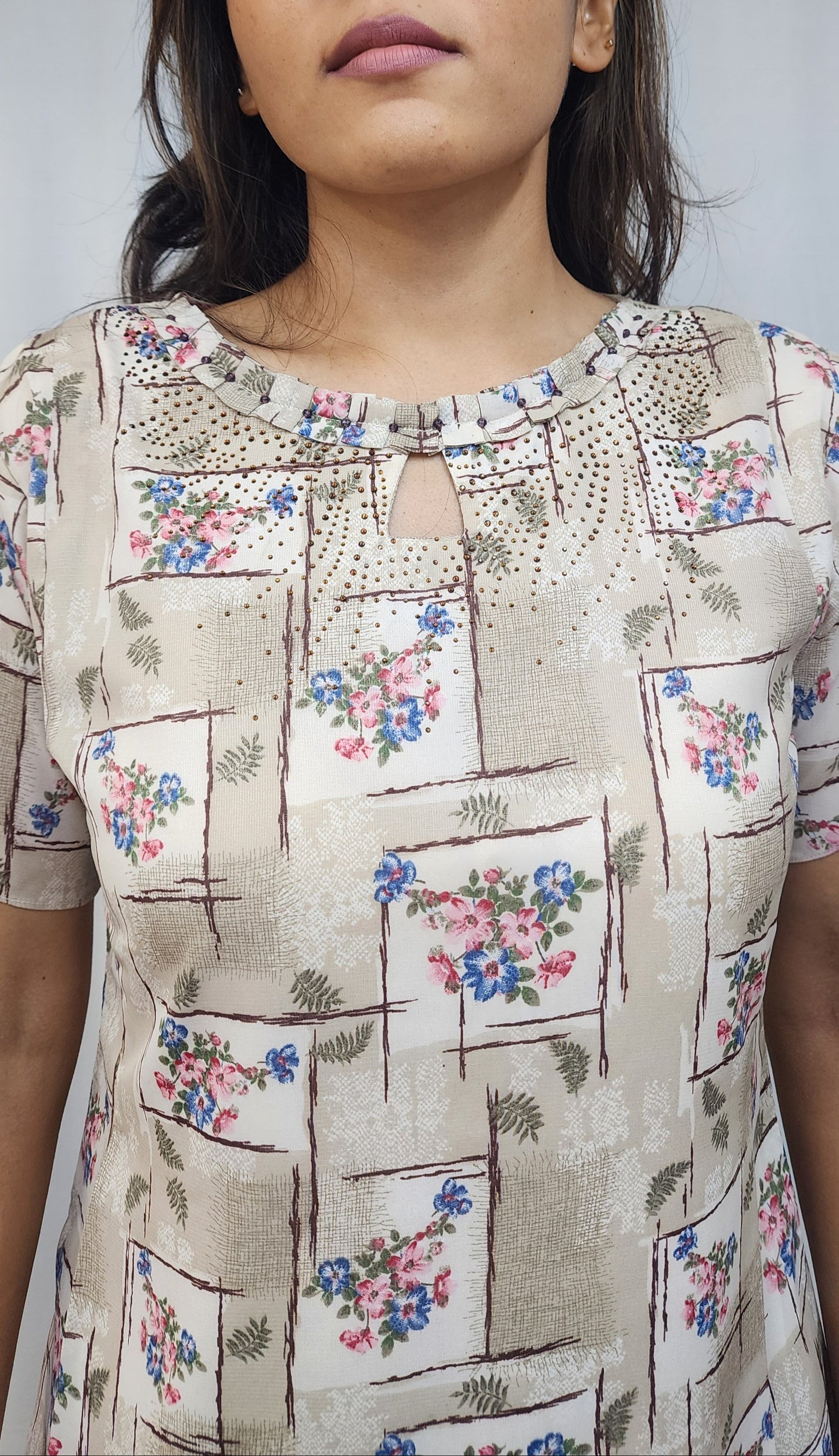 WOMENS ABSTRACT FLORAL PRINT TOP WITH PLEAT DETAIL & DIAMOND EMBELLISHMENT ON NECKLINE. LACE DETAILING ON SLEEVES
