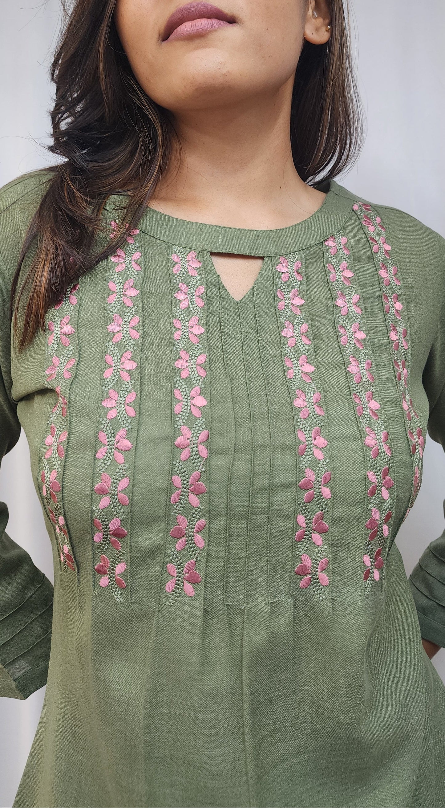 WOMENS FLORAL EMBREOIDERED BOAT NECK TOP WITH KEYHOLE & PINTUCKS DETAILING ON FRONT & SLEEVES