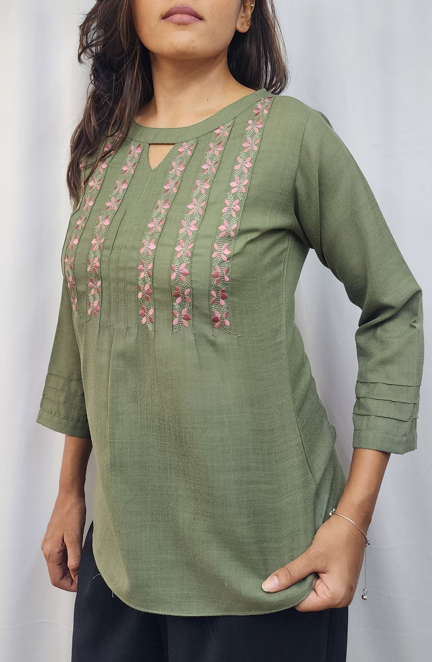 WOMENS FLORAL EMBREOIDERED BOAT NECK TOP WITH KEYHOLE & PINTUCKS DETAILING ON FRONT & SLEEVES