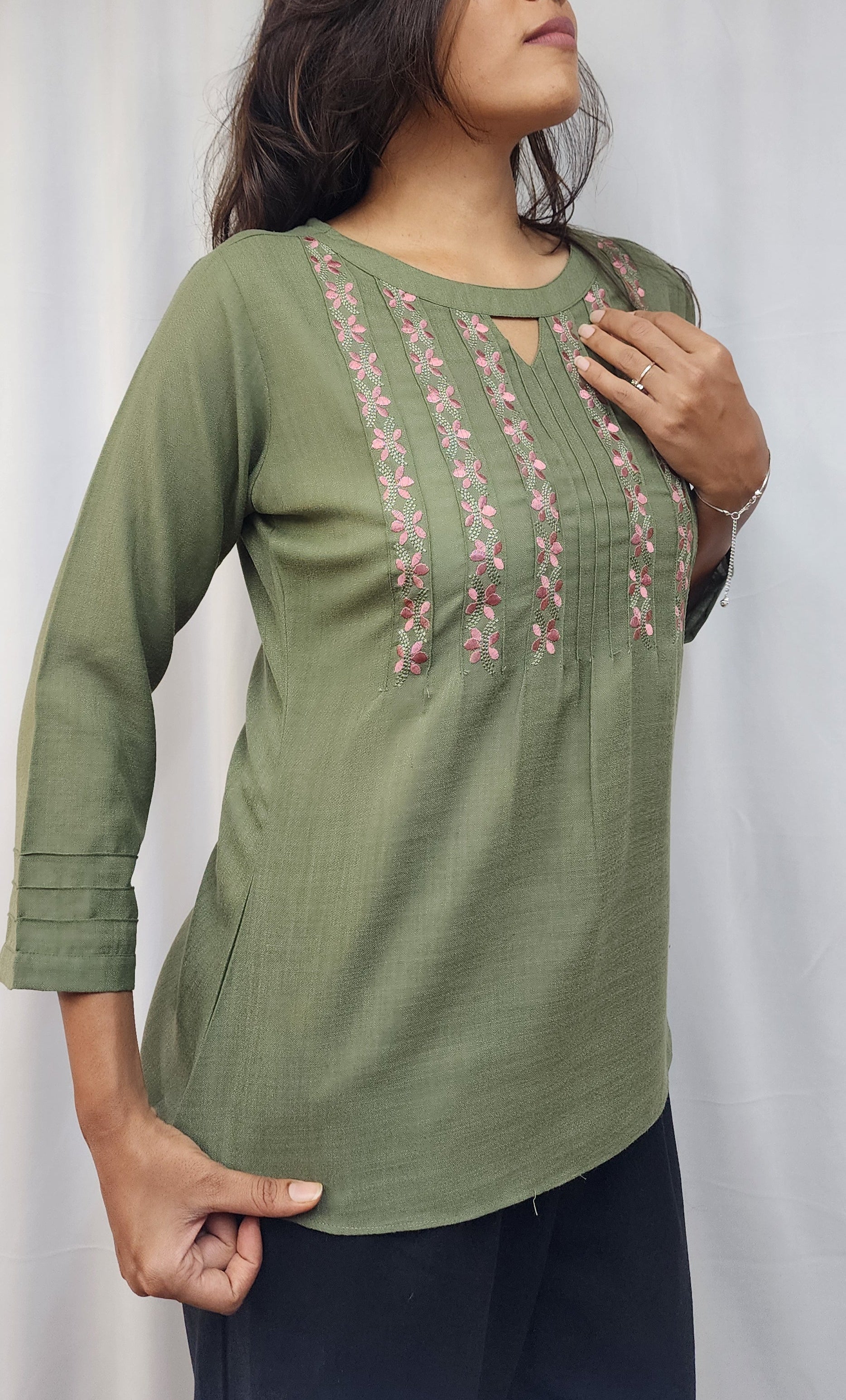 WOMENS FLORAL EMBREOIDERED BOAT NECK TOP WITH KEYHOLE & PINTUCKS DETAILING ON FRONT & SLEEVES