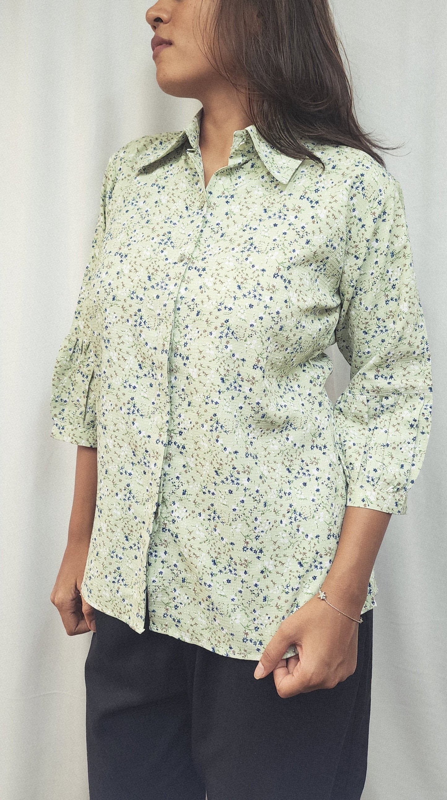 WOMENS FLORAL PRINT FLY COLLAR SHIRT WITH BISHOP SLEEVES IN GREEN