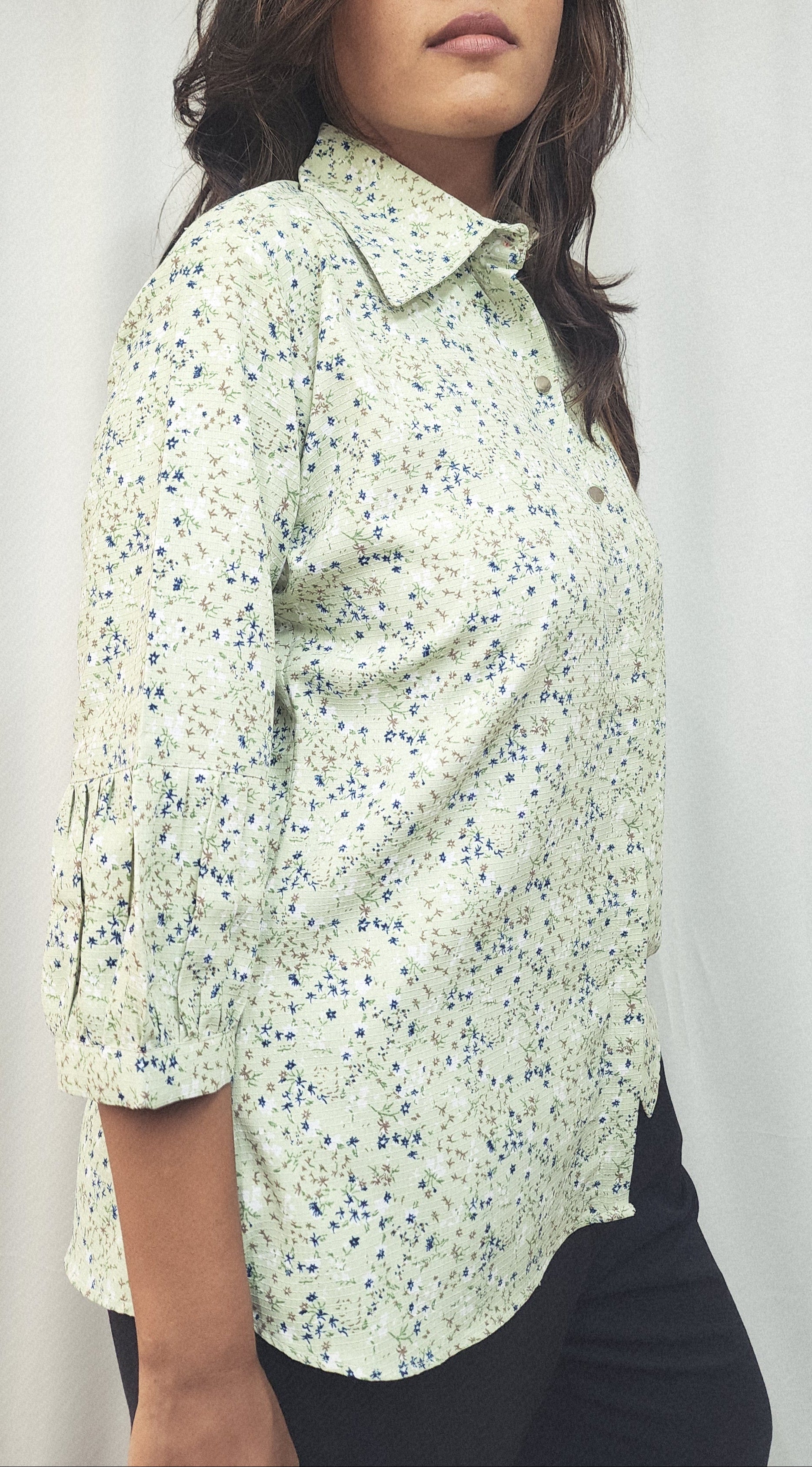 WOMENS FLORAL PRINT FLY COLLAR SHIRT WITH BISHOP SLEEVES IN GREEN