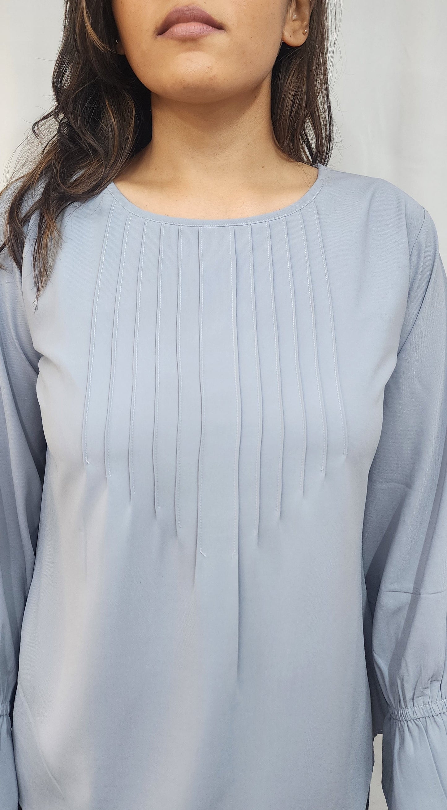 SOLID TOP WITH PINTUCKS DETAIL IN GREY & BISHOP SLEEVES