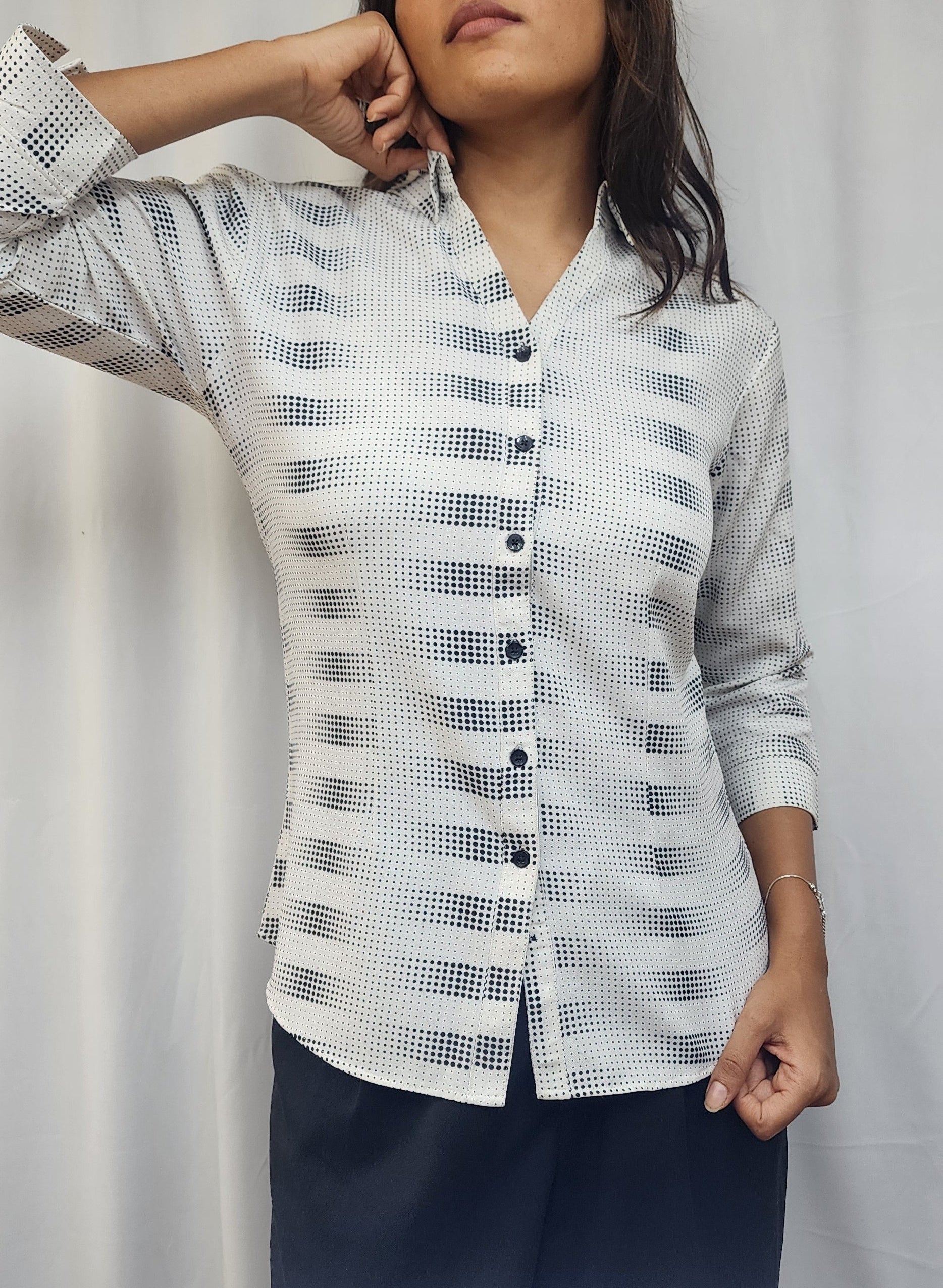 WOMENS GEOMETRIC PRINT FLY COLLAR SHIRT WITH 3/4TH SLEEVES IN WHITE