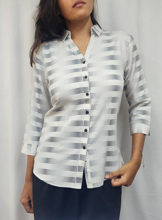 WOMENS GEOMETRIC PRINT FLY COLLAR SHIRT WITH 3/4TH SLEEVES IN WHITE