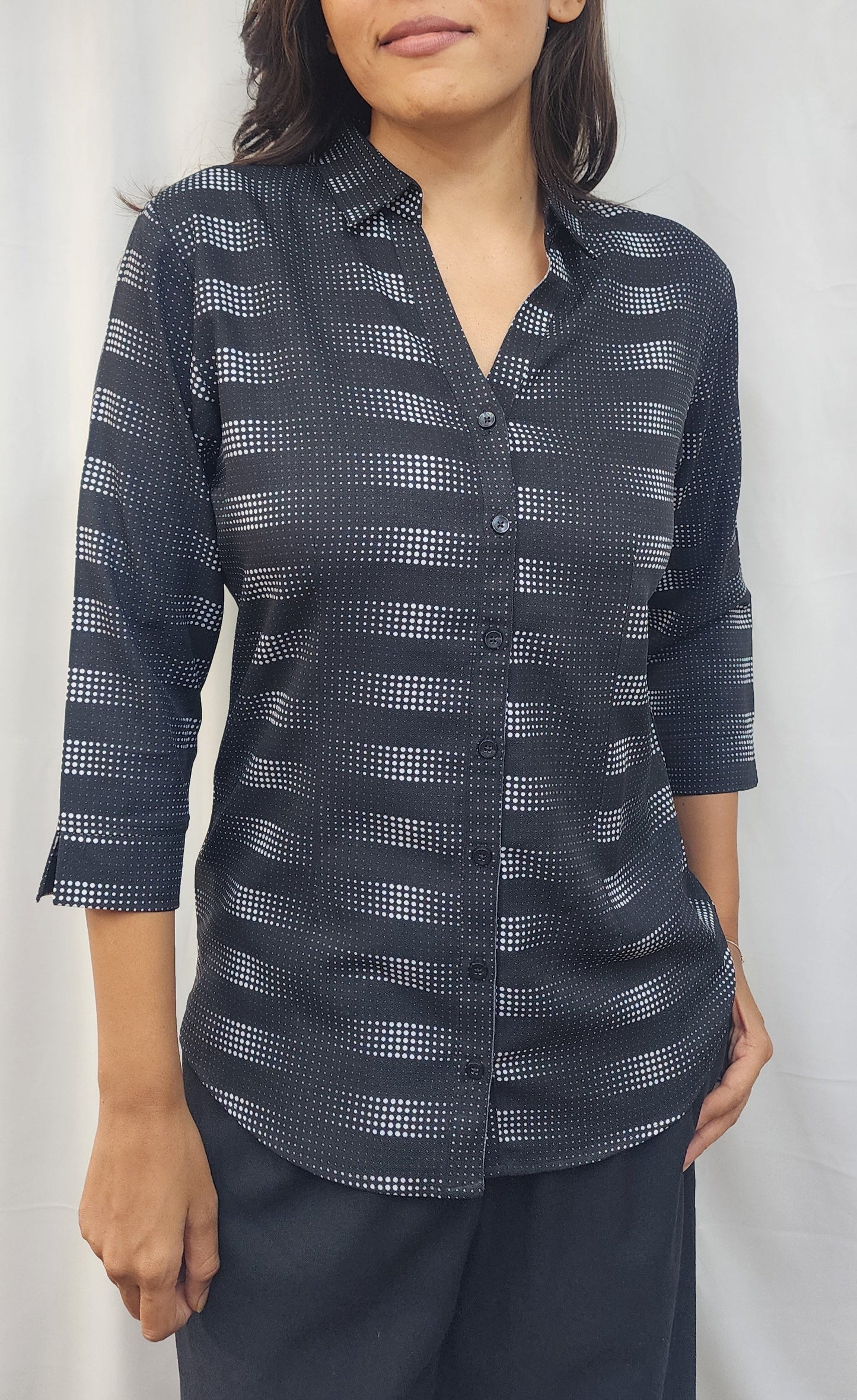 WOMENS GEOMETRIC PRINT FLY COLLAR SHIRT WITH 3/4TH SLEEVES IN NBLACK