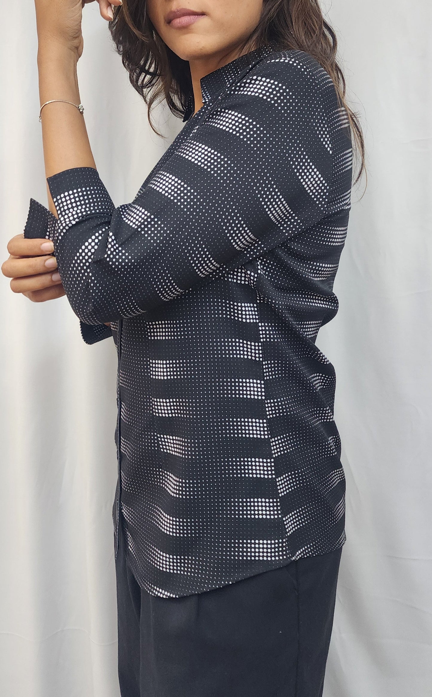 WOMENS GEOMETRIC PRINT FLY COLLAR SHIRT WITH 3/4TH SLEEVES IN BLACK