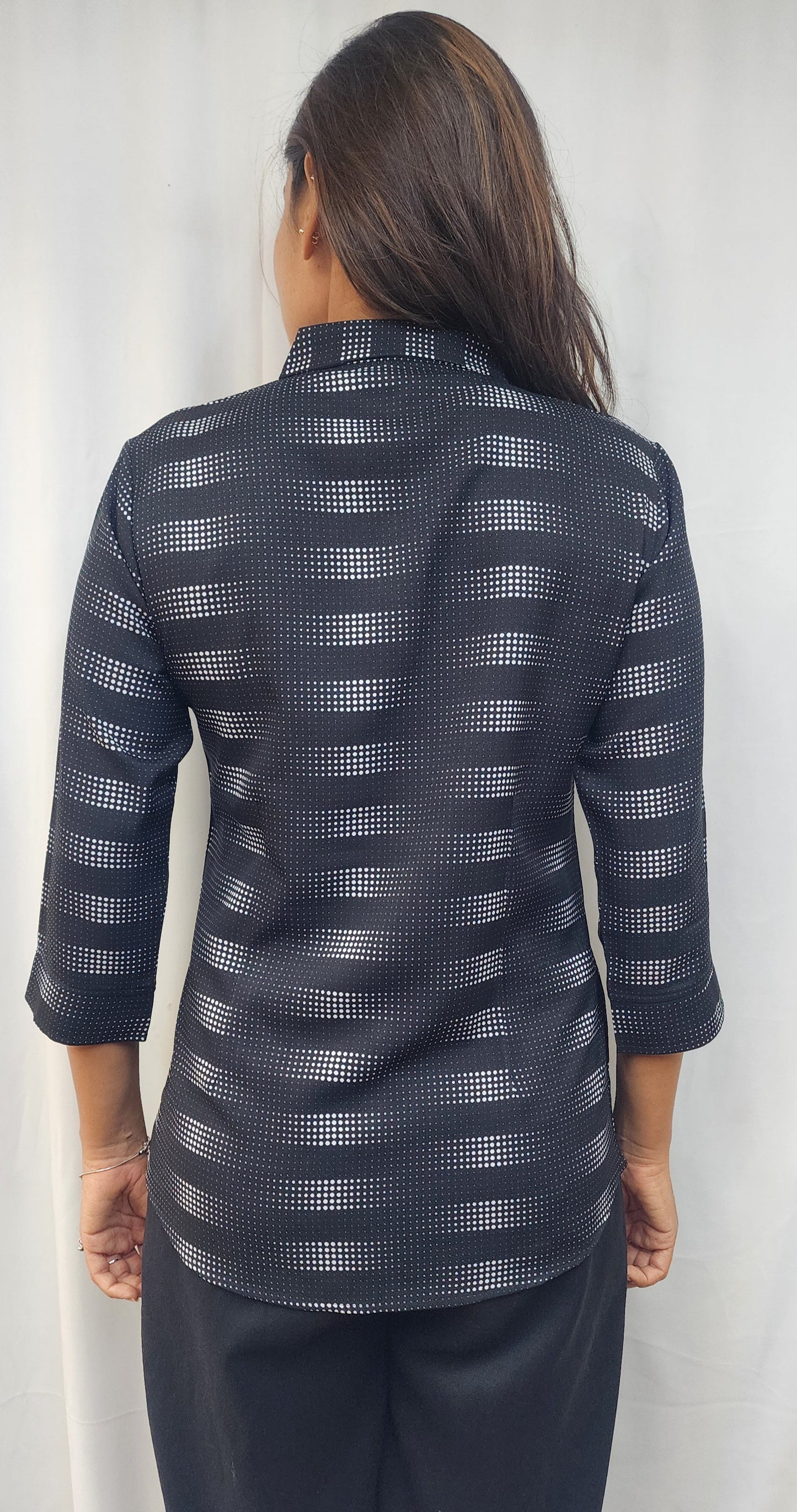 WOMENS GEOMETRIC PRINT FLY COLLAR SHIRT WITH 3/4TH SLEEVES IN BLACK