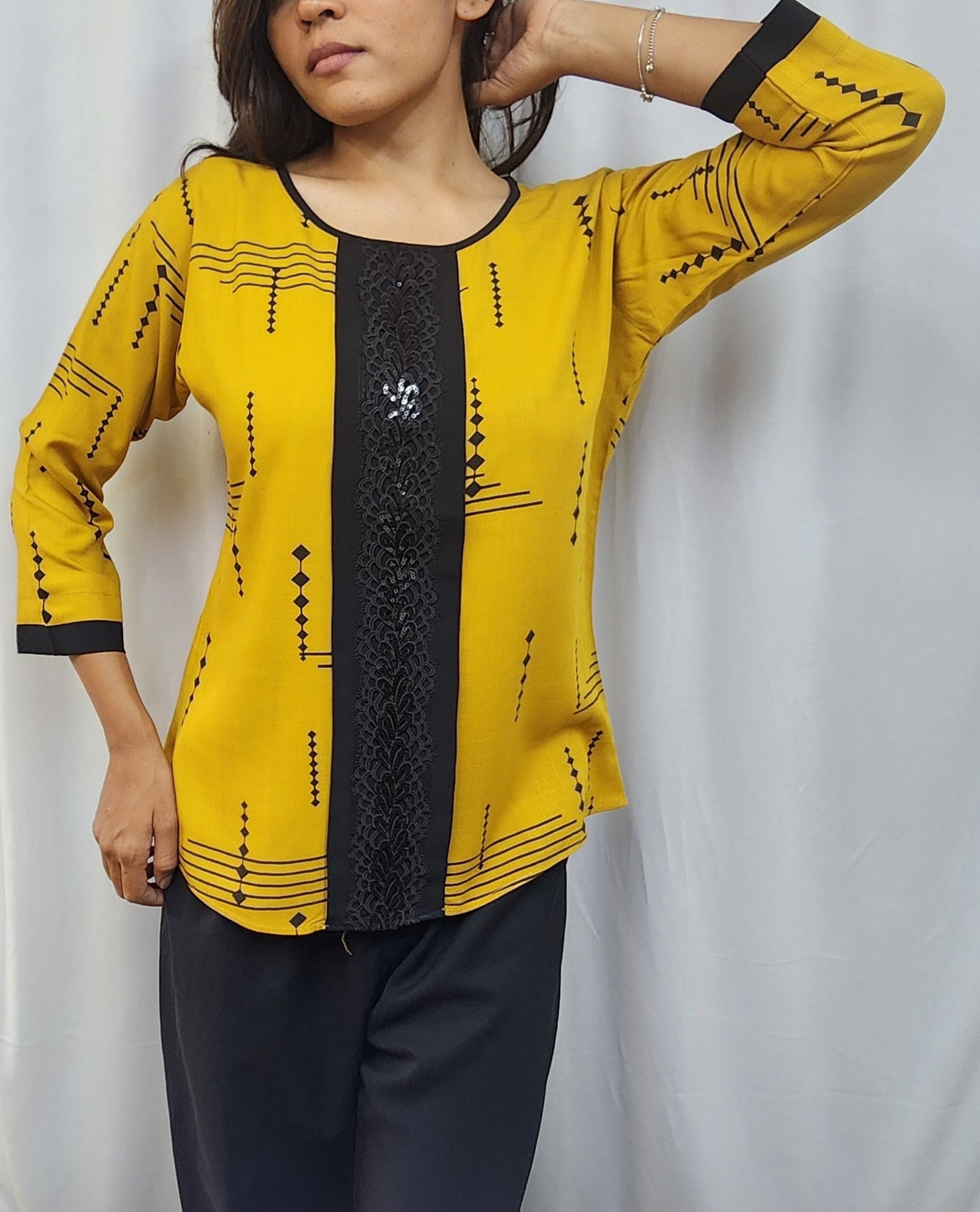 WOMENS GEOMETRIC PRINTED TOP WITH BLACK BAND & SEQUIN LACE DETAIL IN THE FRONT.  ROUND NECK WITH BLACK PIPING, 3/4TH SLEEVES 