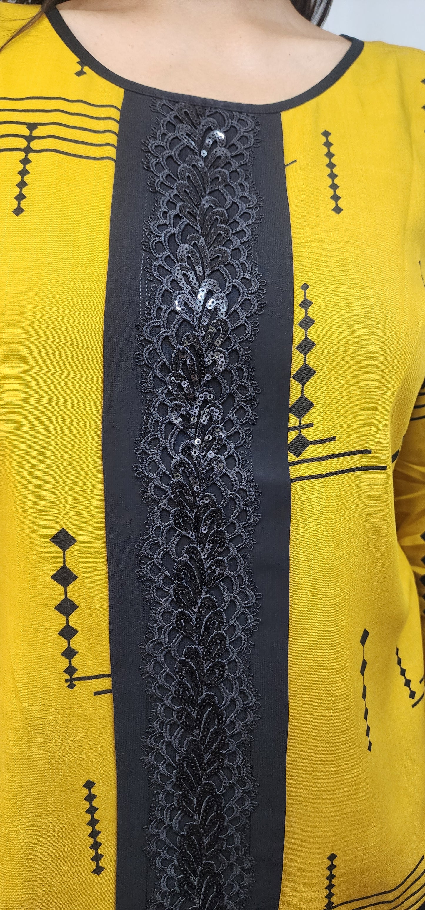 WOMENS GEOMETRIC PRINTED TOP WITH BLACK BAND & SEQUIN LACE DETAIL IN THE FRONT.  ROUND NECK WITH BLACK PIPING, 3/4TH SLEEVES 