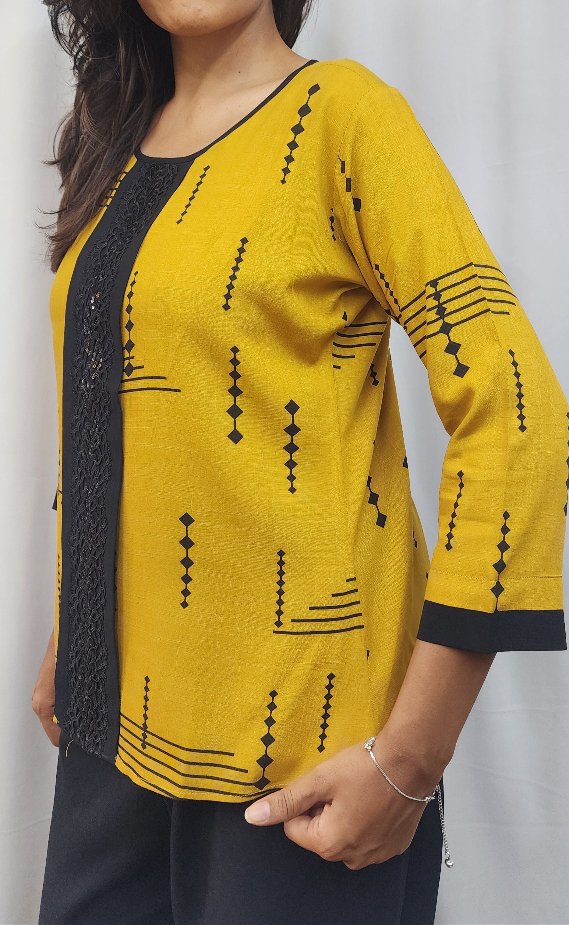 WOMENS GEOMETRIC PRINTED TOP WITH BLACK BAND & SEQUIN LACE DETAIL IN THE FRONT.  ROUND NECK WITH BLACK PIPING, 3/4TH SLEEVES 