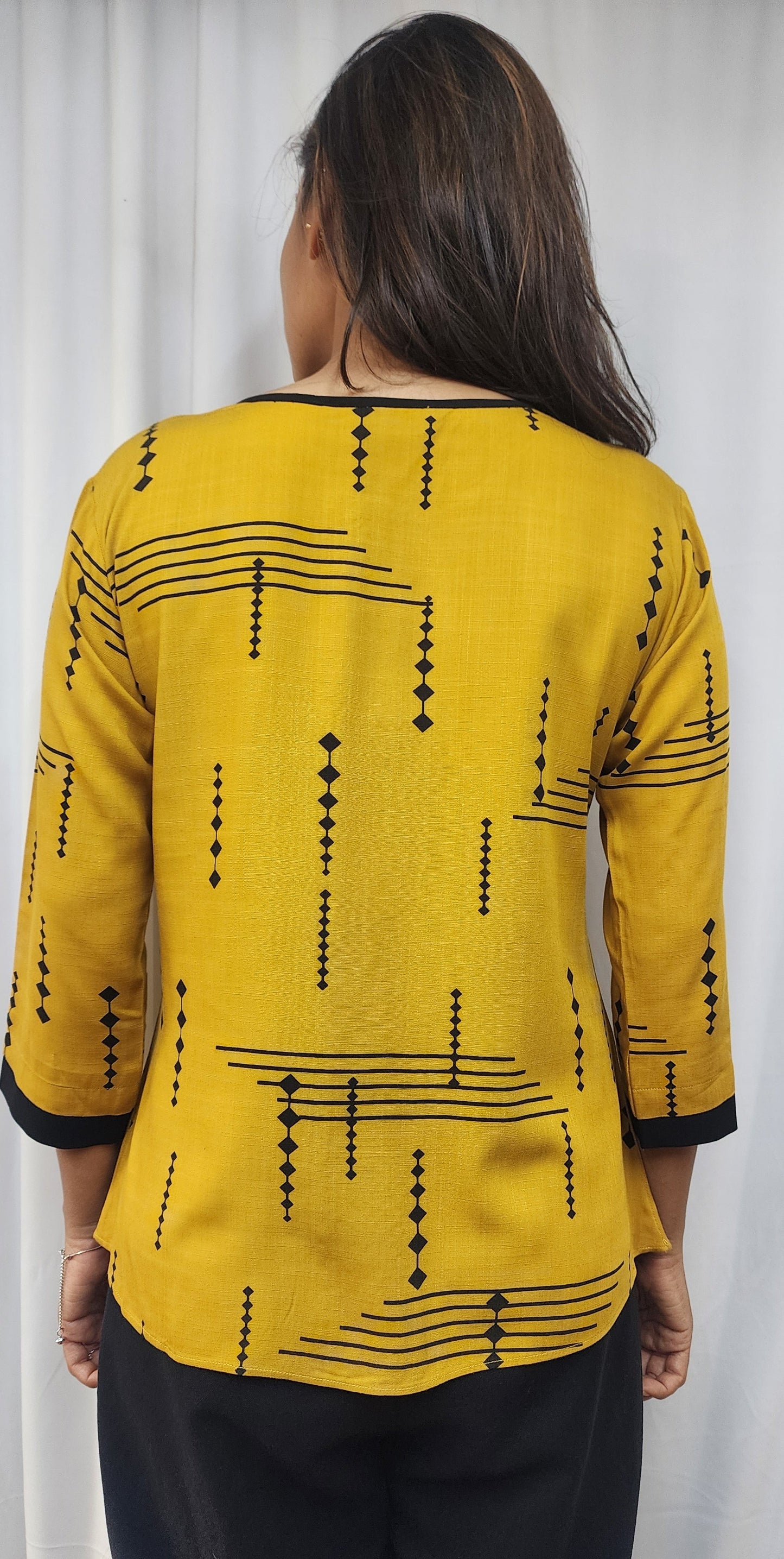 WOMENS GEOMETRIC PRINTED TOP WITH BLACK BAND & SEQUIN LACE DETAIL IN THE FRONT.  ROUND NECK WITH BLACK PIPING, 3/4TH SLEEVES 