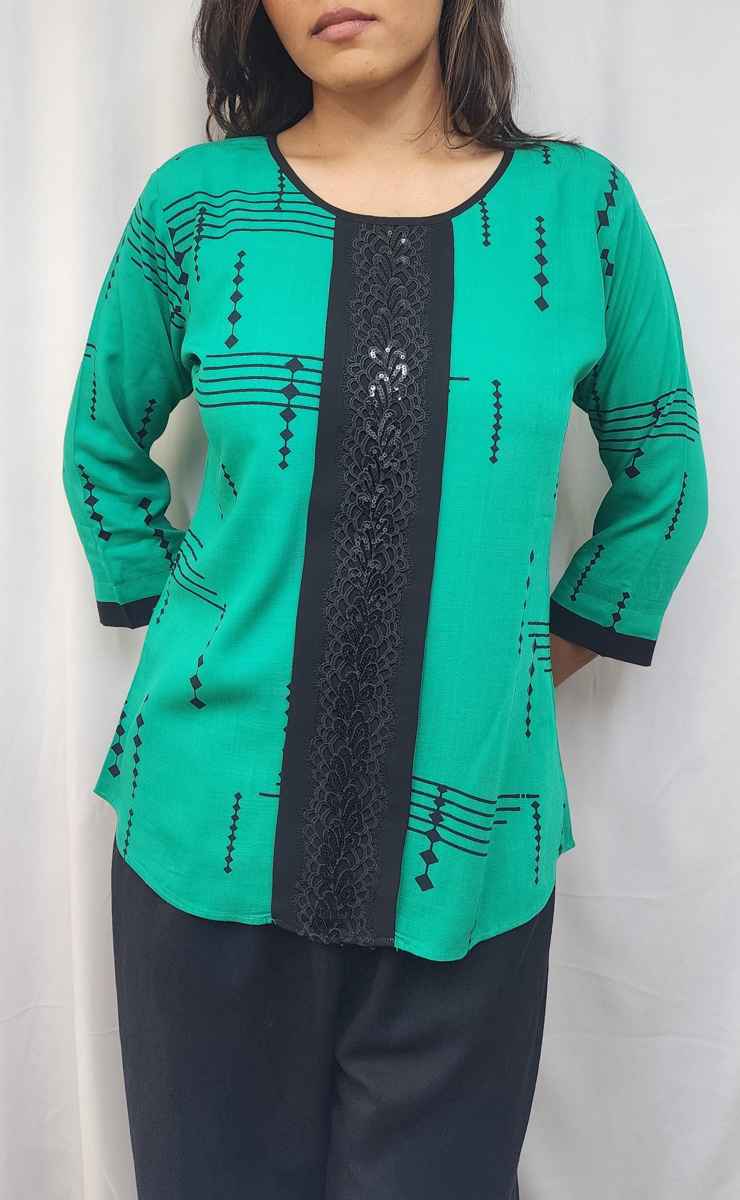 WOMENS GEOMETRIC PRINTED TOP WITH BLACK BAND & SEQUIN LACE DETAIL IN THE FRONT.  ROUND NECK WITH BLACK PIPING, 3/4TH SLEEVES 