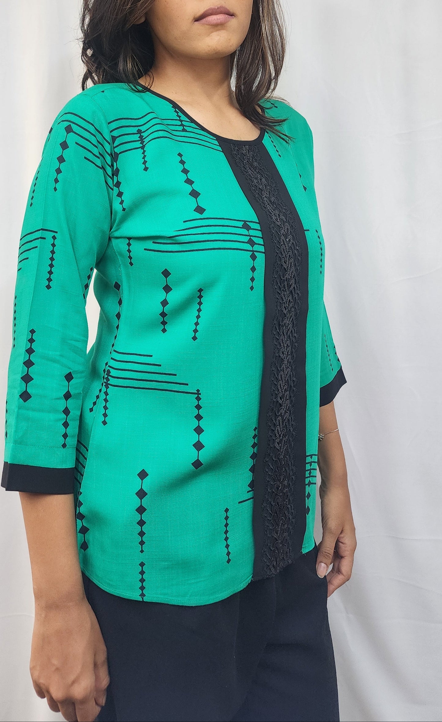 WOMENS GEOMETRIC PRINTED TOP WITH BLACK BAND & SEQUIN LACE DETAIL IN THE FRONT.  ROUND NECK WITH BLACK PIPING, 3/4TH SLEEVES 