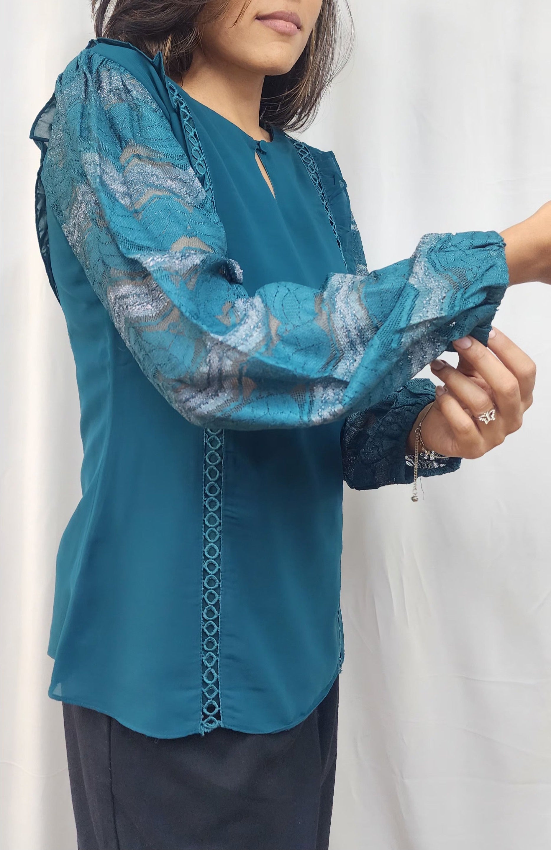 WOMENS SOLID TOP IN BLUE WITH KEYHOLE NECK. LACE & RUFFLE DETAILING ON BODY & LACE SLEEVES
