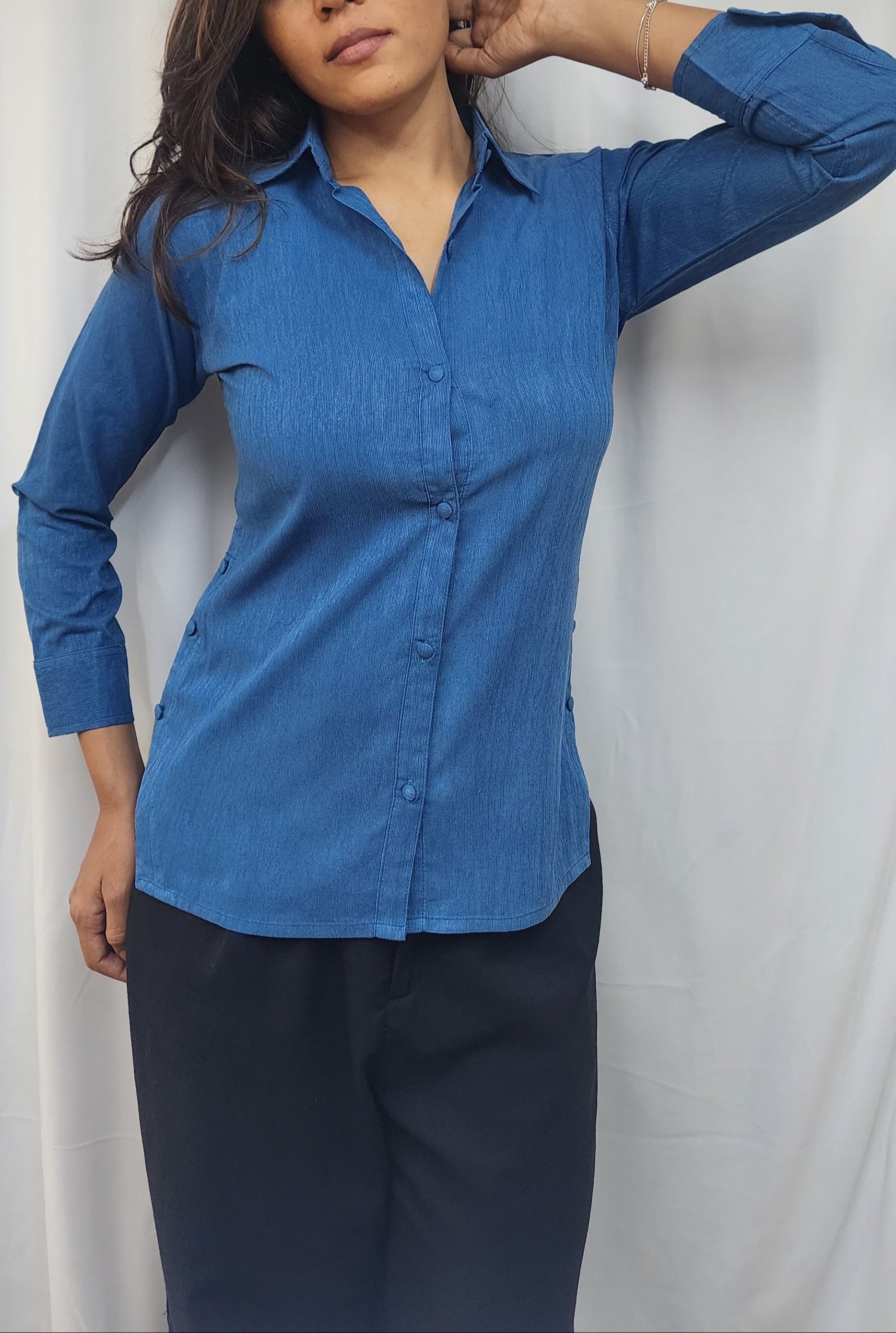 WOMENS SOLID SHIRT IN BLUE WITH SIDE BUTTON DETAILING. FLY COLLAR, 3/4TH SLEEVES WITH CUFF