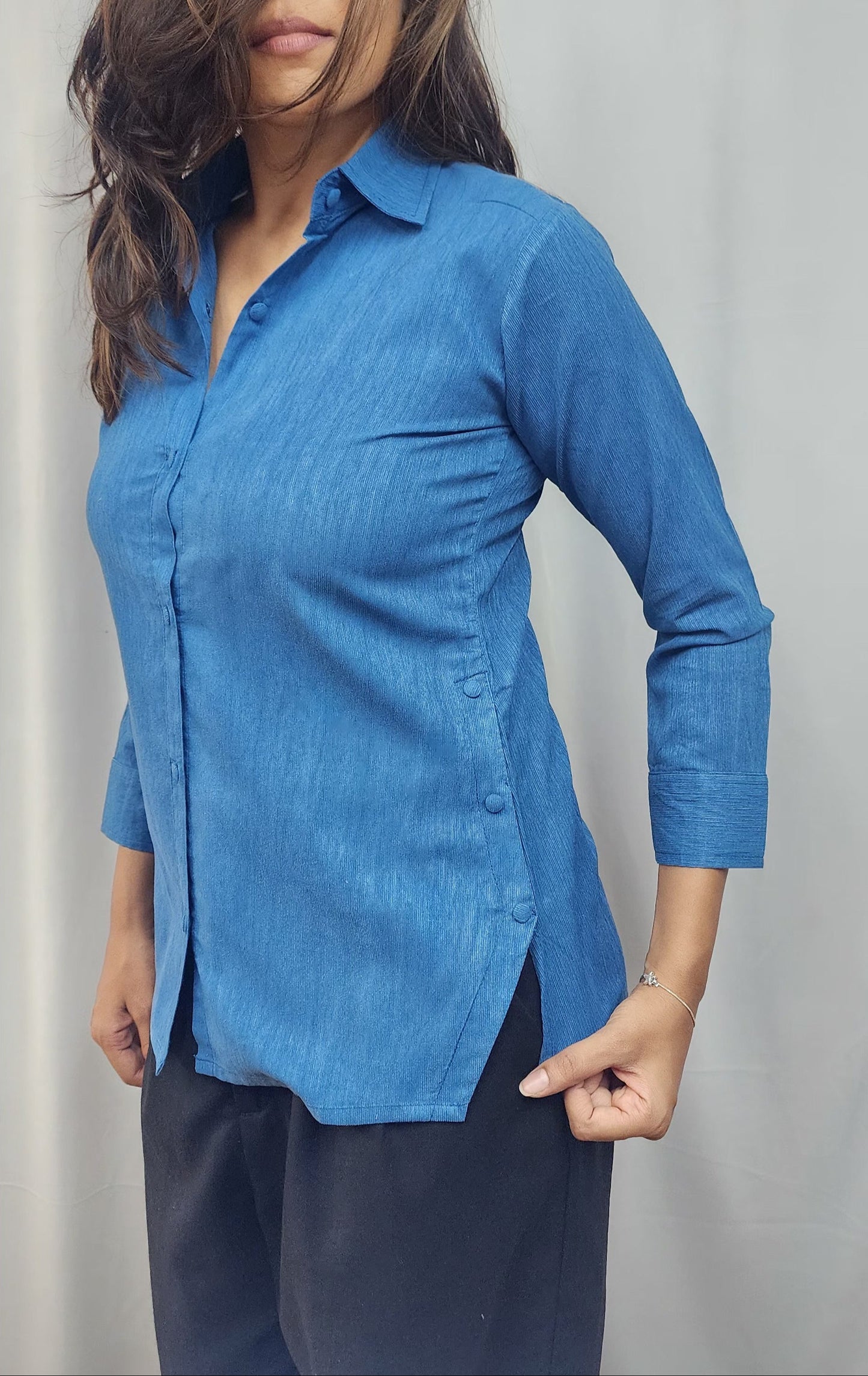 WOMENS SOLID SHIRT IN BLUE WITH SIDE BUTTON DETAILING. FLY COLLAR, 3/4TH SLEEVES WITH CUFF