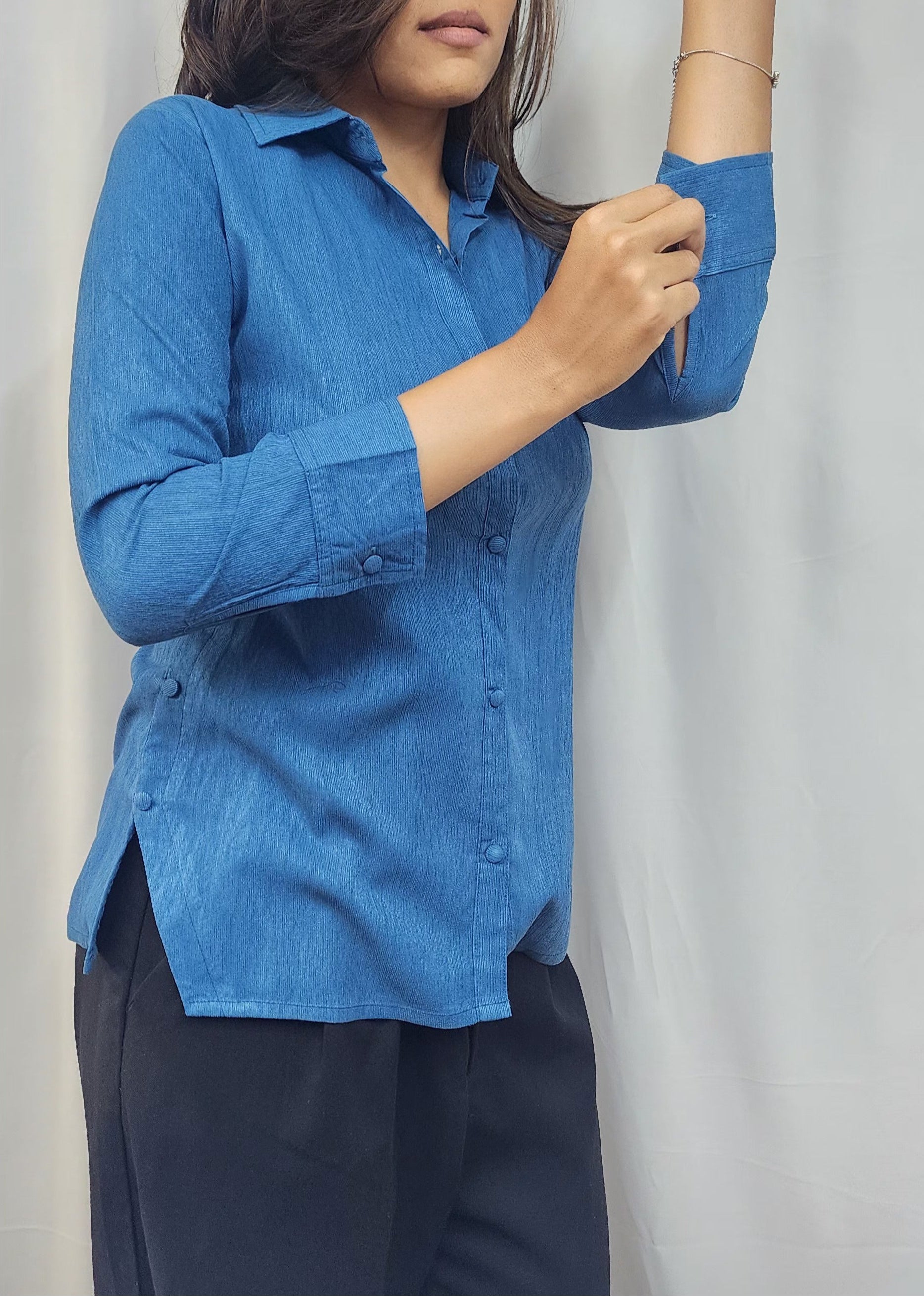 WOMENS SOLID SHIRT IN BLUE WITH SIDE BUTTON DETAILING. FLY COLLAR, 3/4TH SLEEVES WITH CUFF