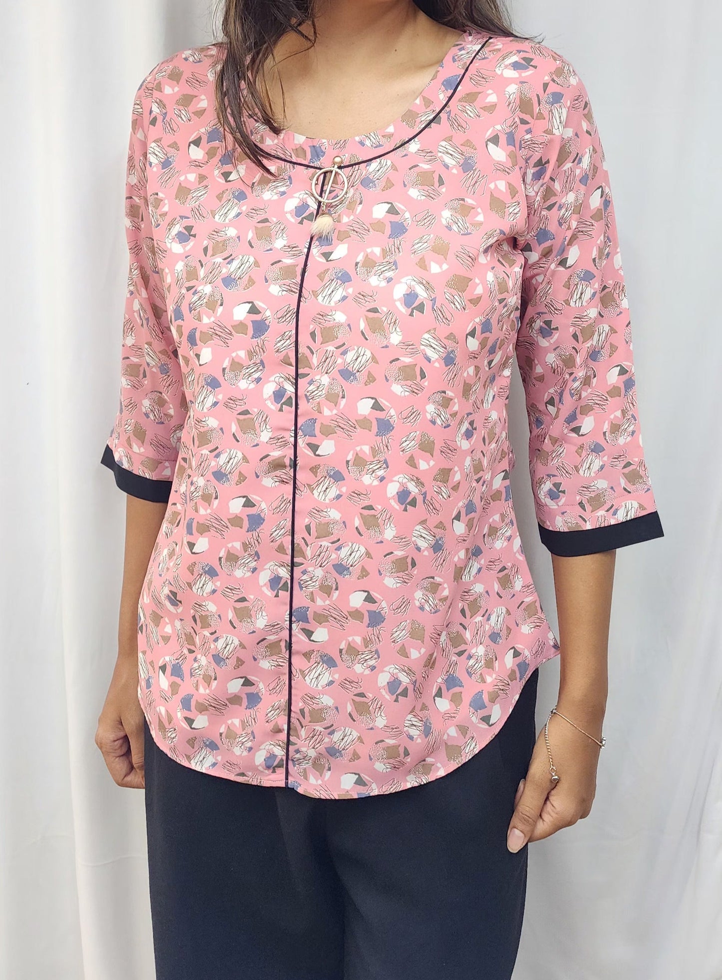WOMENS ABSTRACT PRINTED TOP IN PINK WITH ROUND NECK WITH BLACK DETAILING & BROOCH 