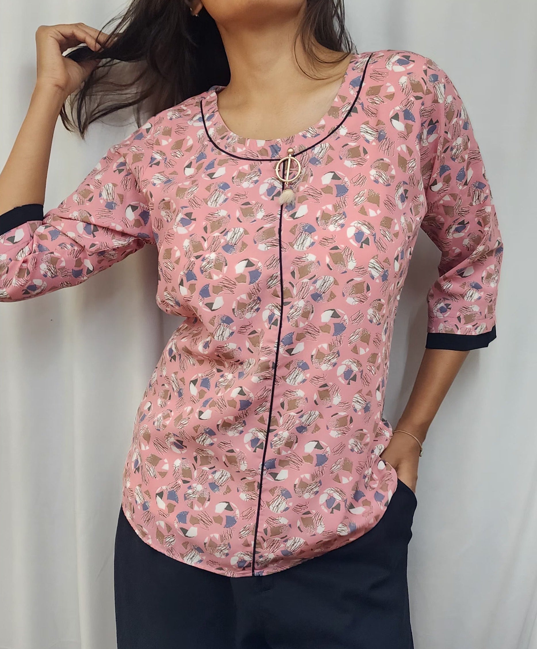 WOMENS ABSTRACT PRINTED TOP IN PINK WITH ROUND NECK WITH BLACK DETAILING & BROOCH 