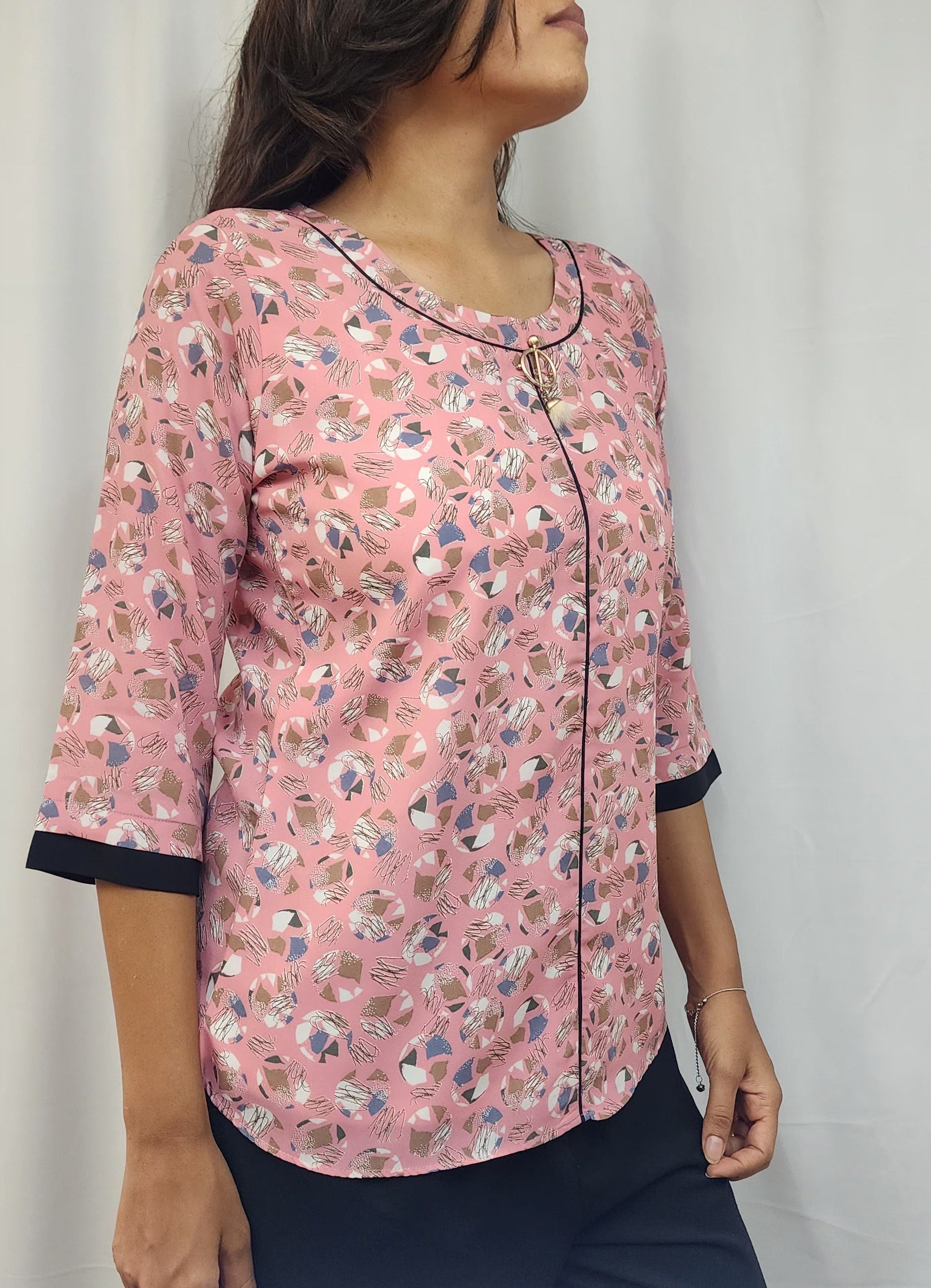 WOMENS ABSTRACT PRINTED TOP IN PINK WITH ROUND NECK WITH BLACK DETAILING & BROOCH 