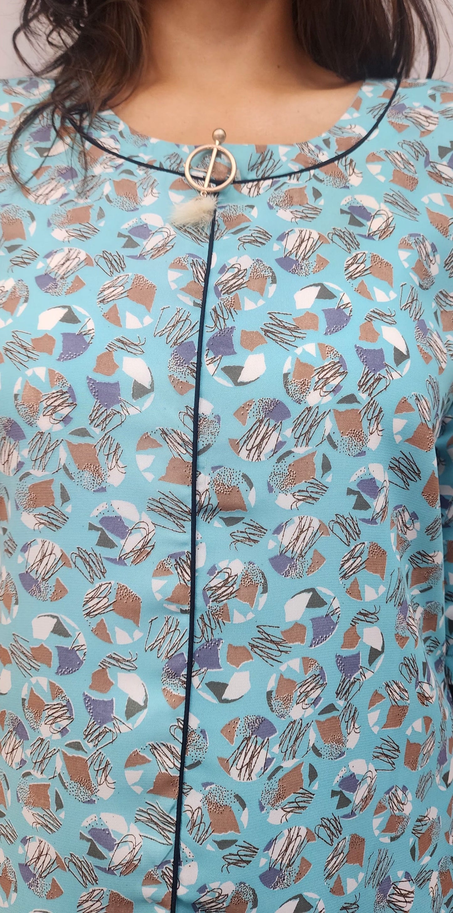 WOMENS ABSTRACT PRINTED TOP IN PINK WITH ROUND NECK WITH BLACK DETAILING & BROOCH 