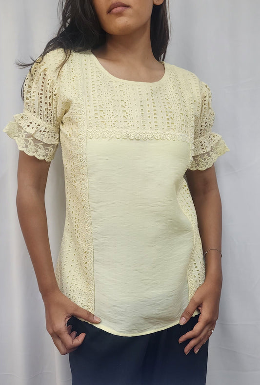 WOMENS SOLID TOP WITH LACE DETAILING ON YOKE & SIDE BODY. ROUND NECK & SHORT PUFF SLEEVES IN LACE FABRIC 
