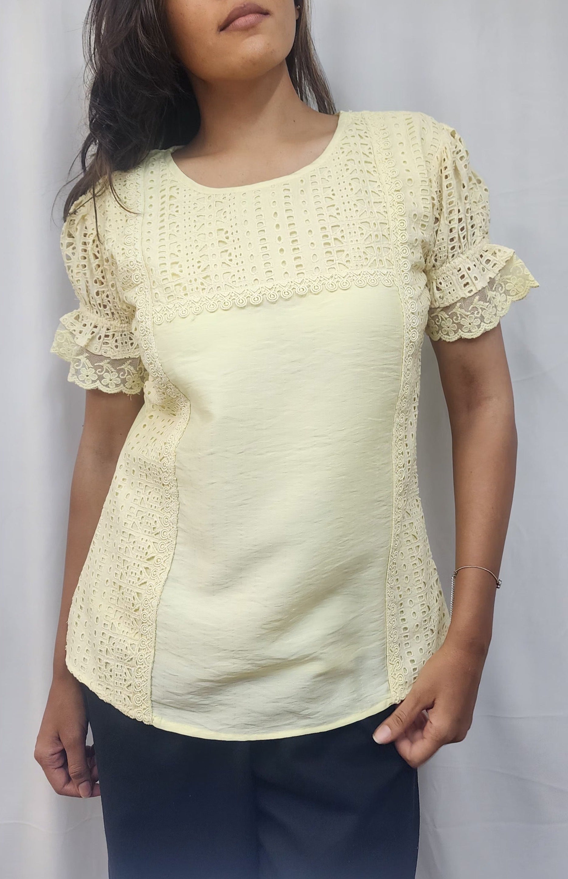 WOMENS SOLID TOP WITH LACE DETAILING ON YOKE & SIDE BODY. ROUND NECK & SHORT PUFF SLEEVES IN LACE FABRIC 