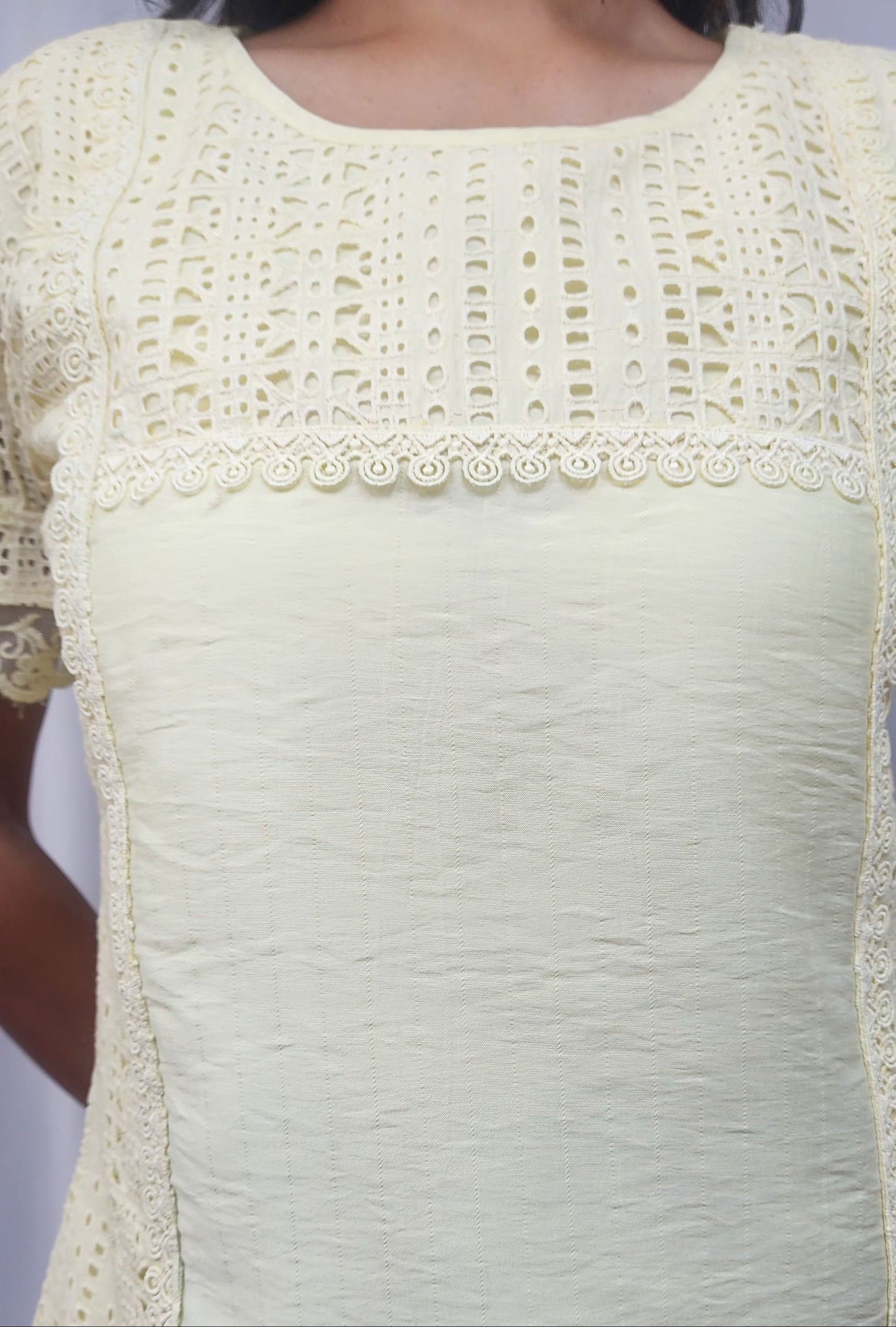 WOMENS SOLID TOP WITH LACE DETAILING ON YOKE & SIDE BODY. ROUND NECK & SHORT PUFF SLEEVES IN LACE FABRIC 