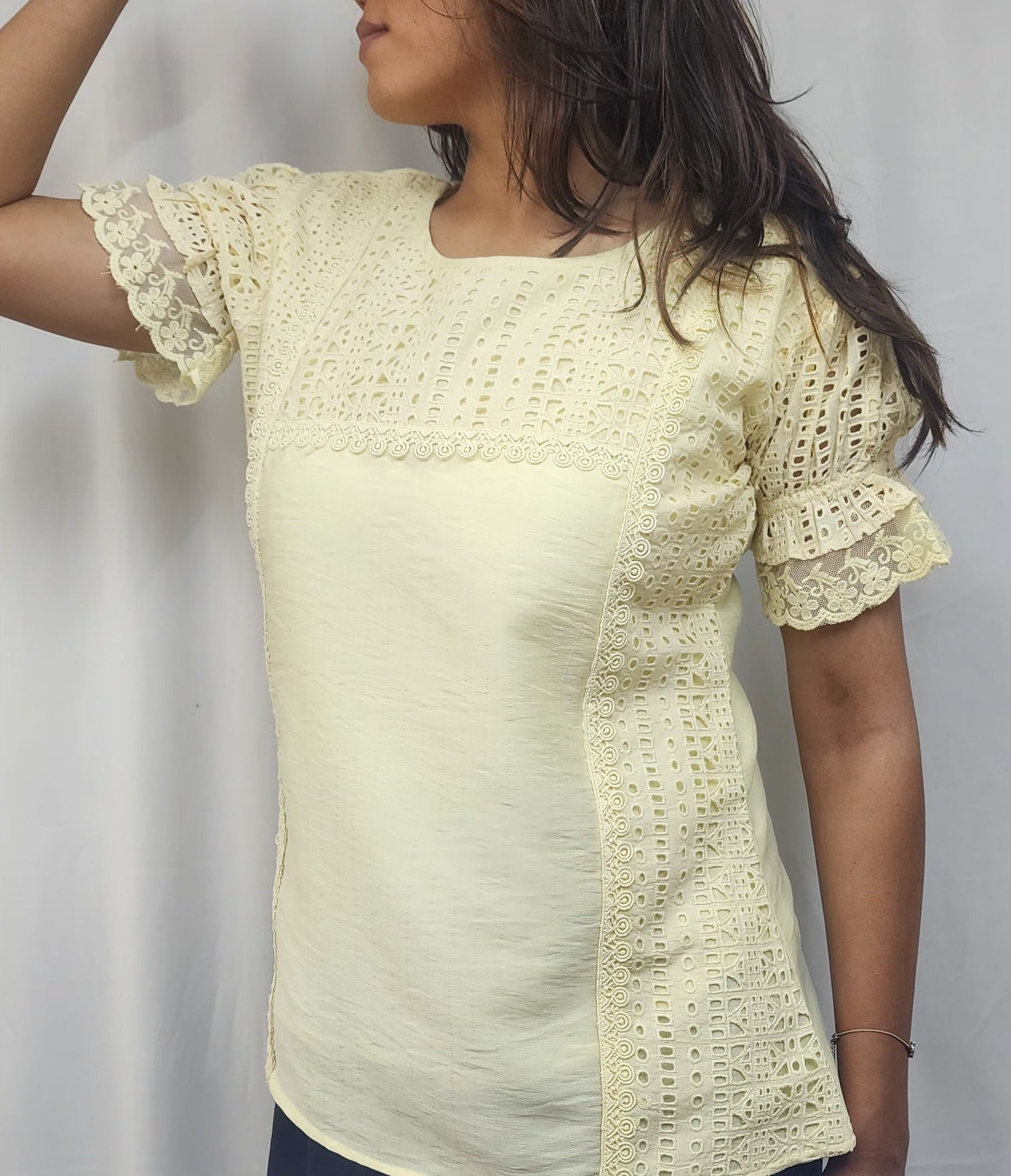 WOMENS SOLID TOP WITH LACE DETAILING ON YOKE & SIDE BODY. ROUND NECK & SHORT PUFF SLEEVES IN LACE FABRIC 