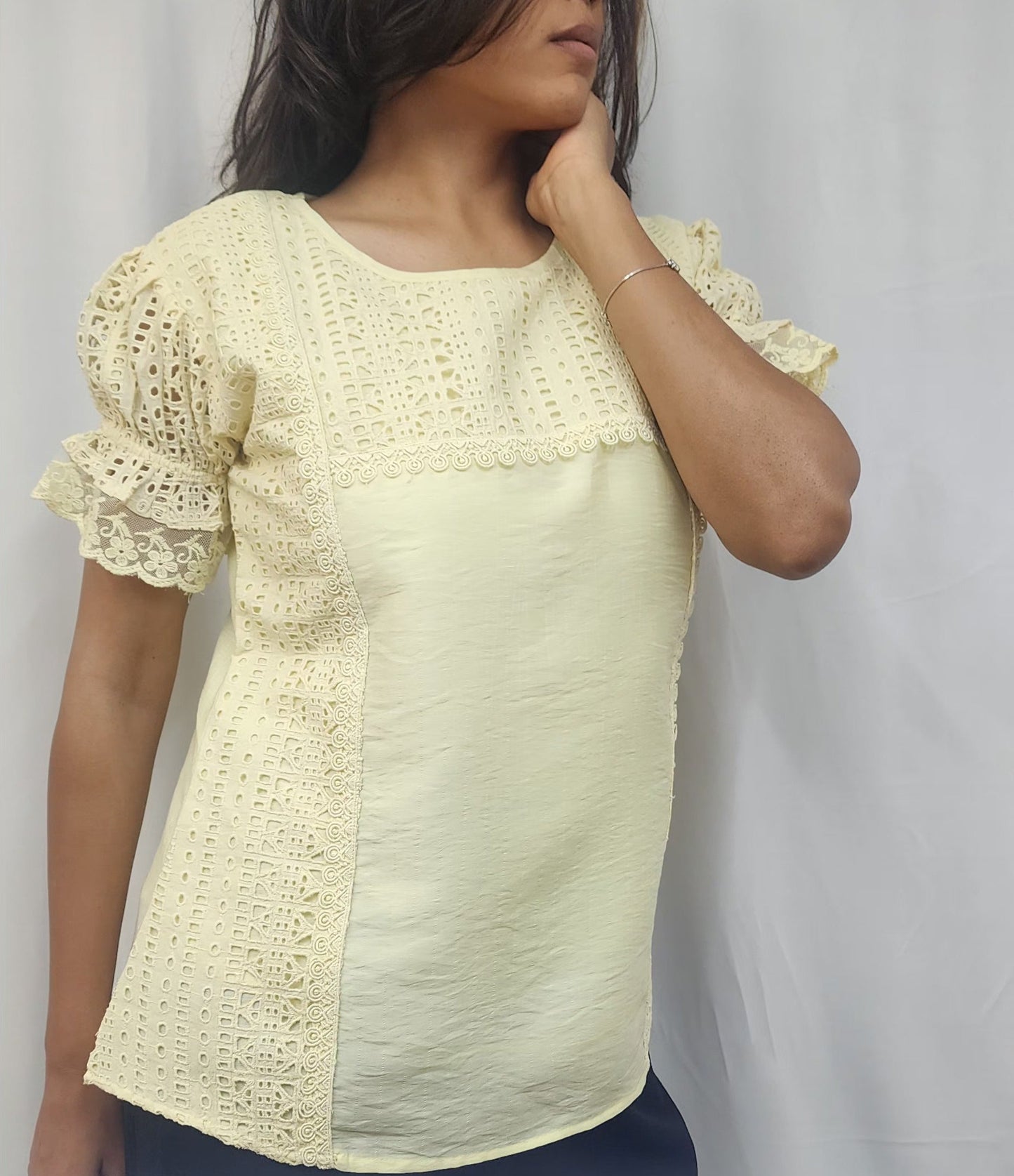 WOMENS SOLID TOP WITH LACE DETAILING ON YOKE & SIDE BODY. ROUND NECK & SHORT PUFF SLEEVES IN LACE FABRIC 