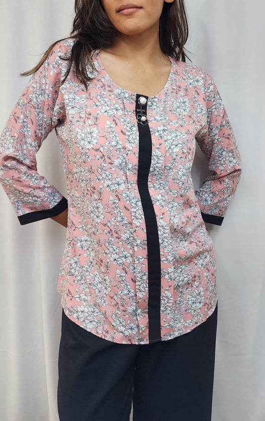 WOMENS FLORAL PRINTED TOP IN PEACK WITH ROUND NECK & BOX PLEAT IN THE FRONT. BLACK BAND DETAILING ON FRONT & SLEEVES. BROOCH ACCENT