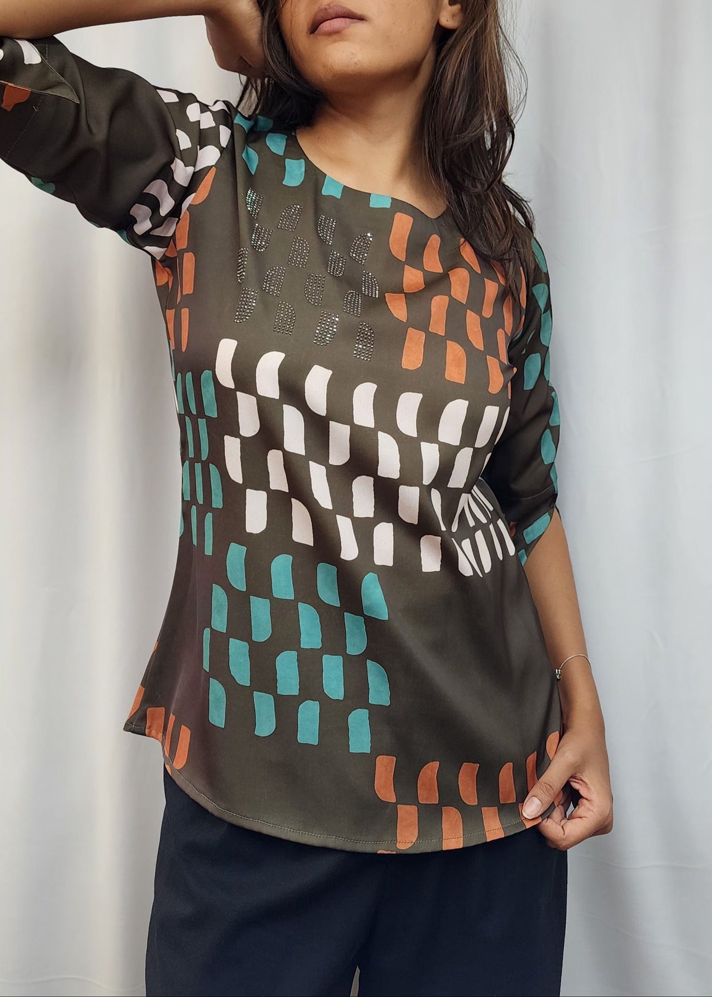 WOMENS ABSTRACT PRINTED DIAMOND EMBELLISHED TOP WITH ROUND NECK, 3/4TH SLEEVES