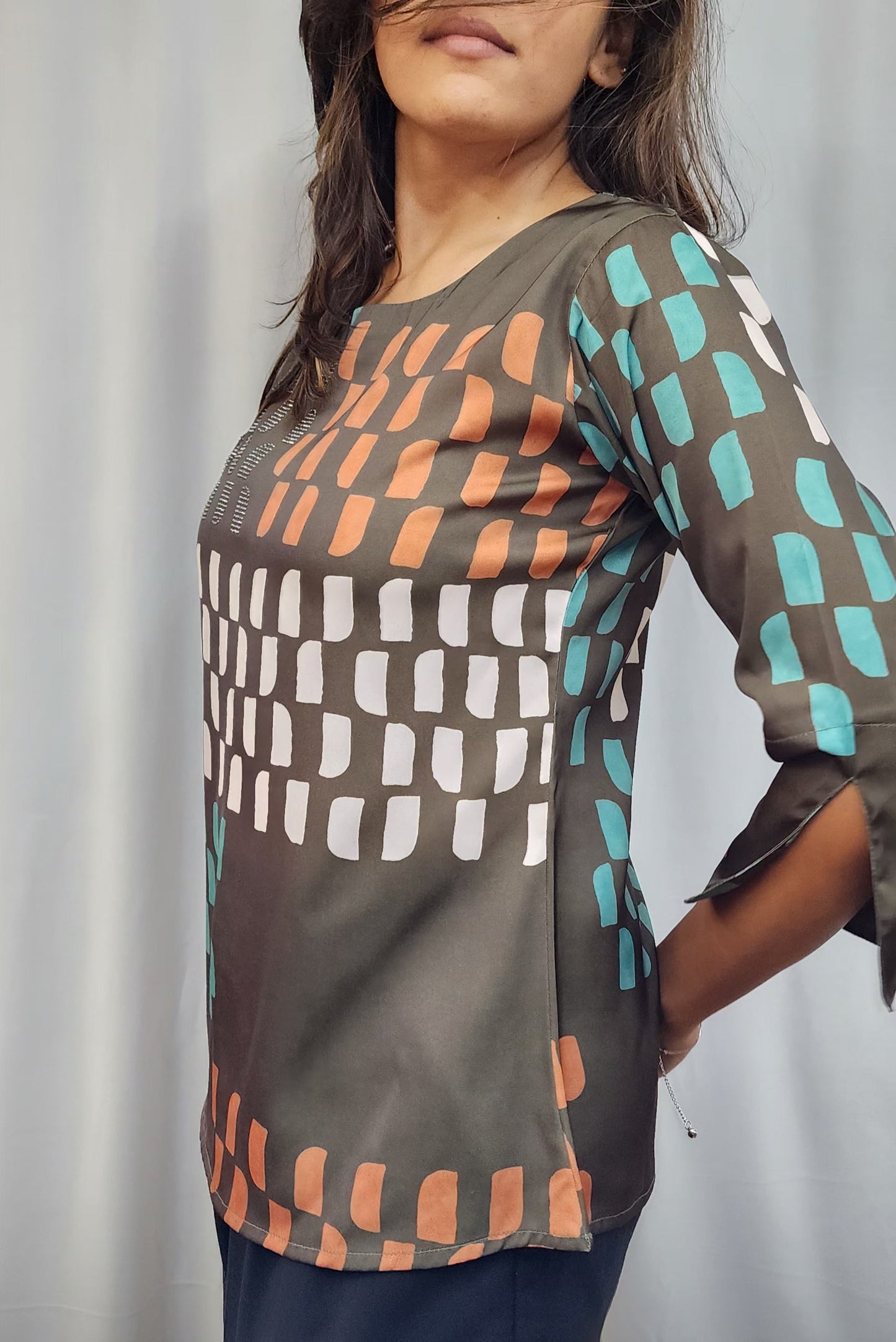 WOMENS ABSTRACT PRINTED DIAMOND EMBELLISHED TOP WITH ROUND NECK, 3/4TH SLEEVES