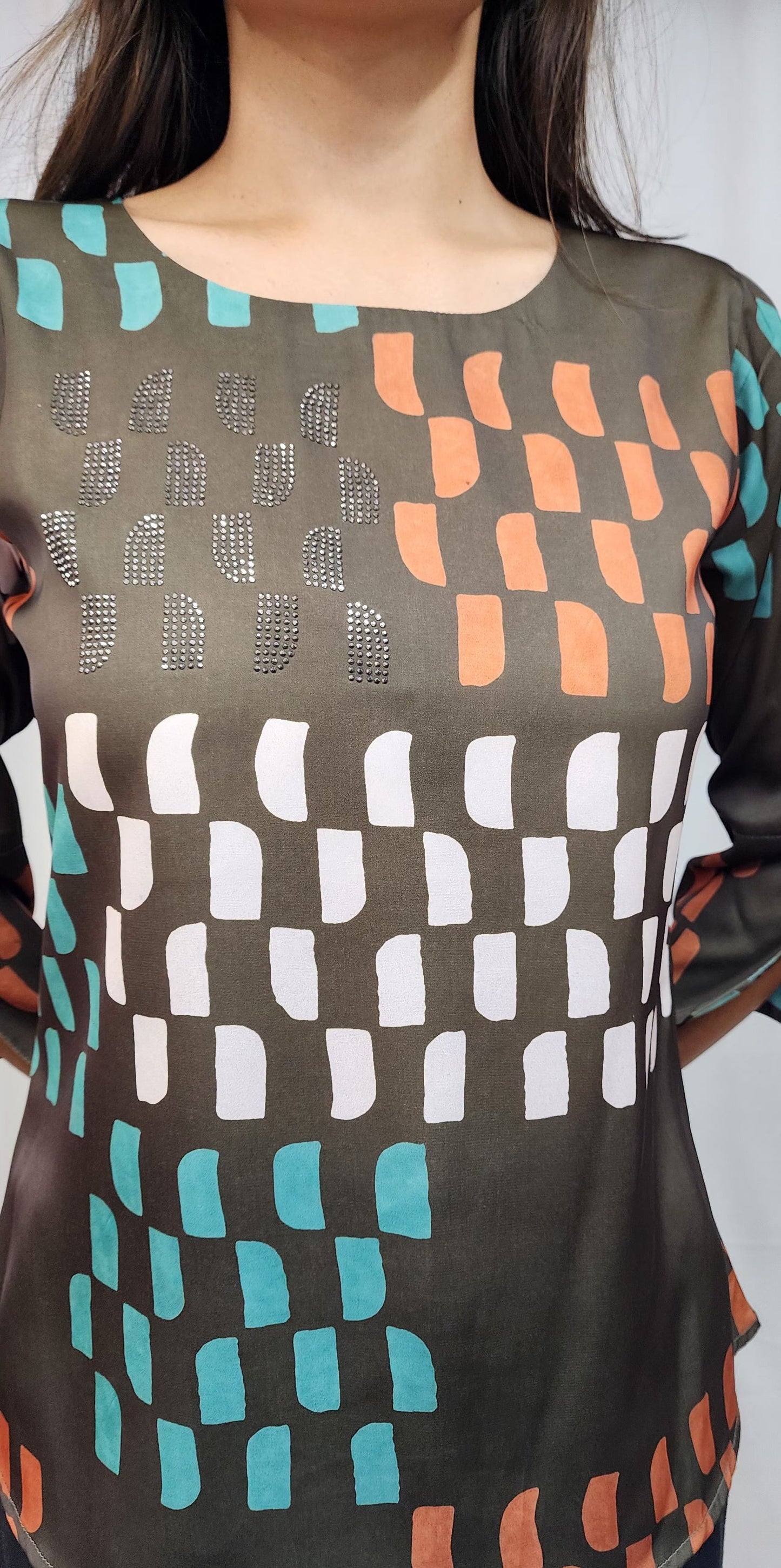 WOMENS ABSTRACT PRINTED DIAMOND EMBELLISHED TOP WITH ROUND NECK, 3/4TH SLEEVES