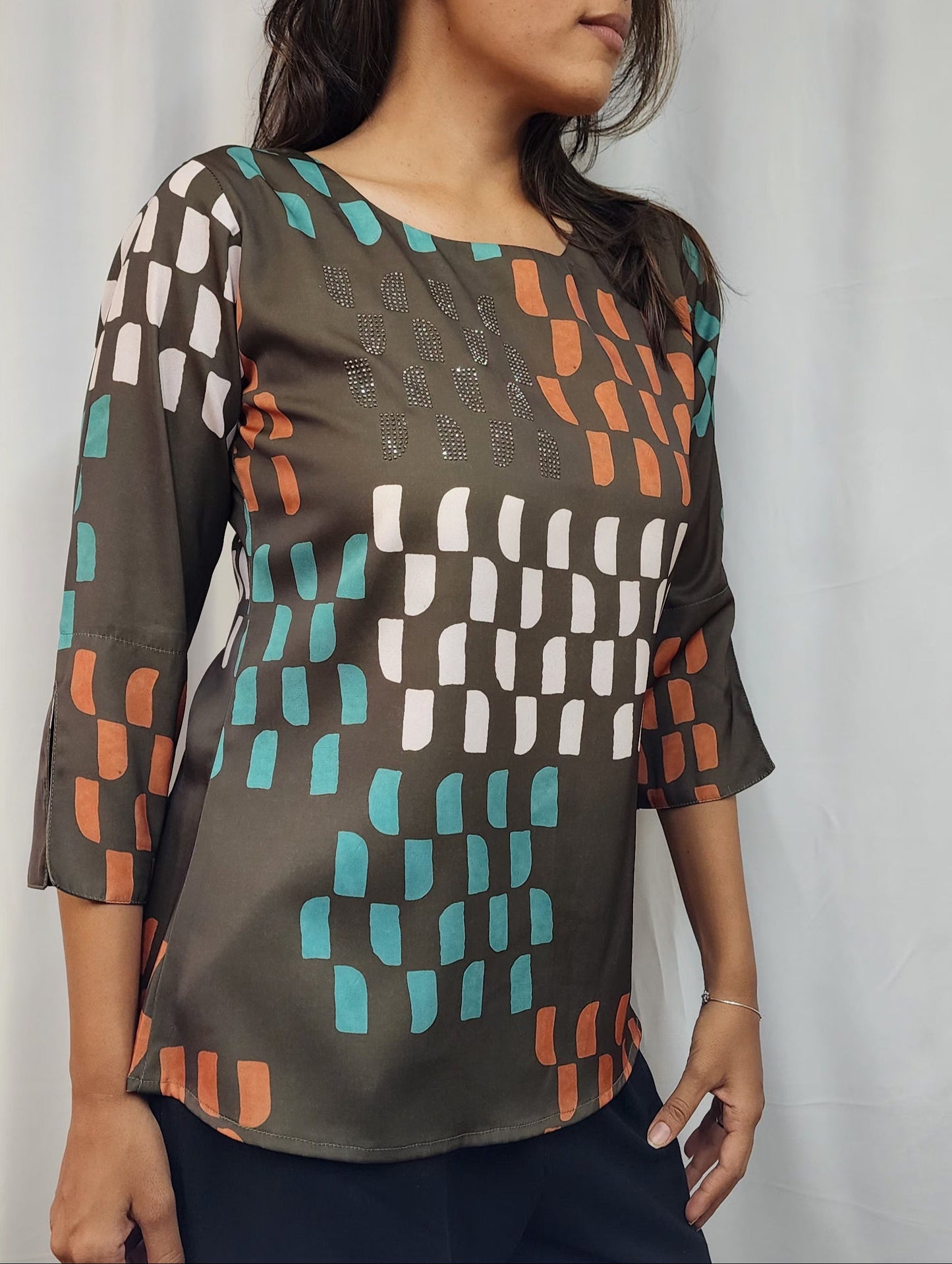 WOMENS ABSTRACT PRINTED DIAMOND EMBELLISHED TOP WITH ROUND NECK, 3/4TH SLEEVES