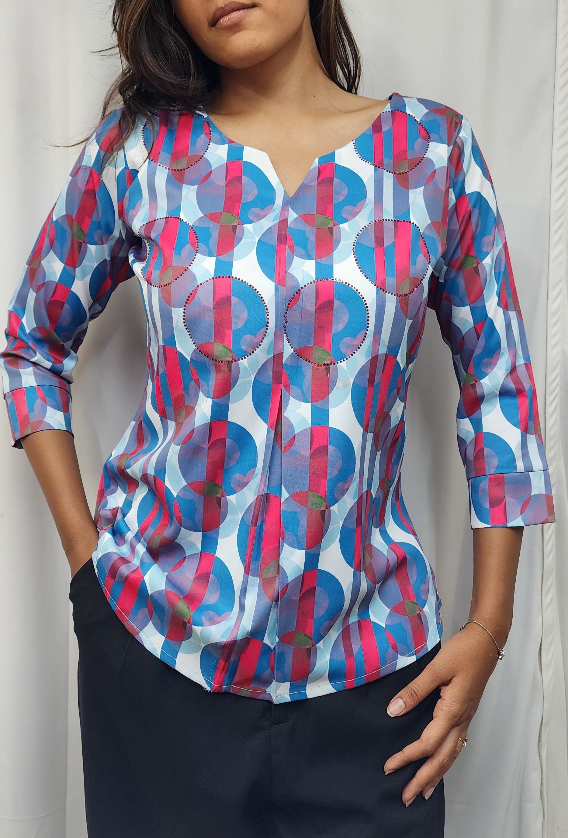 WOMENS ABSTRACT PRINTED DIAMOND EMBELLISHED TOP WITH ROUND NECK, 3/4TH SLEEVES. DIAMOND HIGHLIGHT ON PRINT.