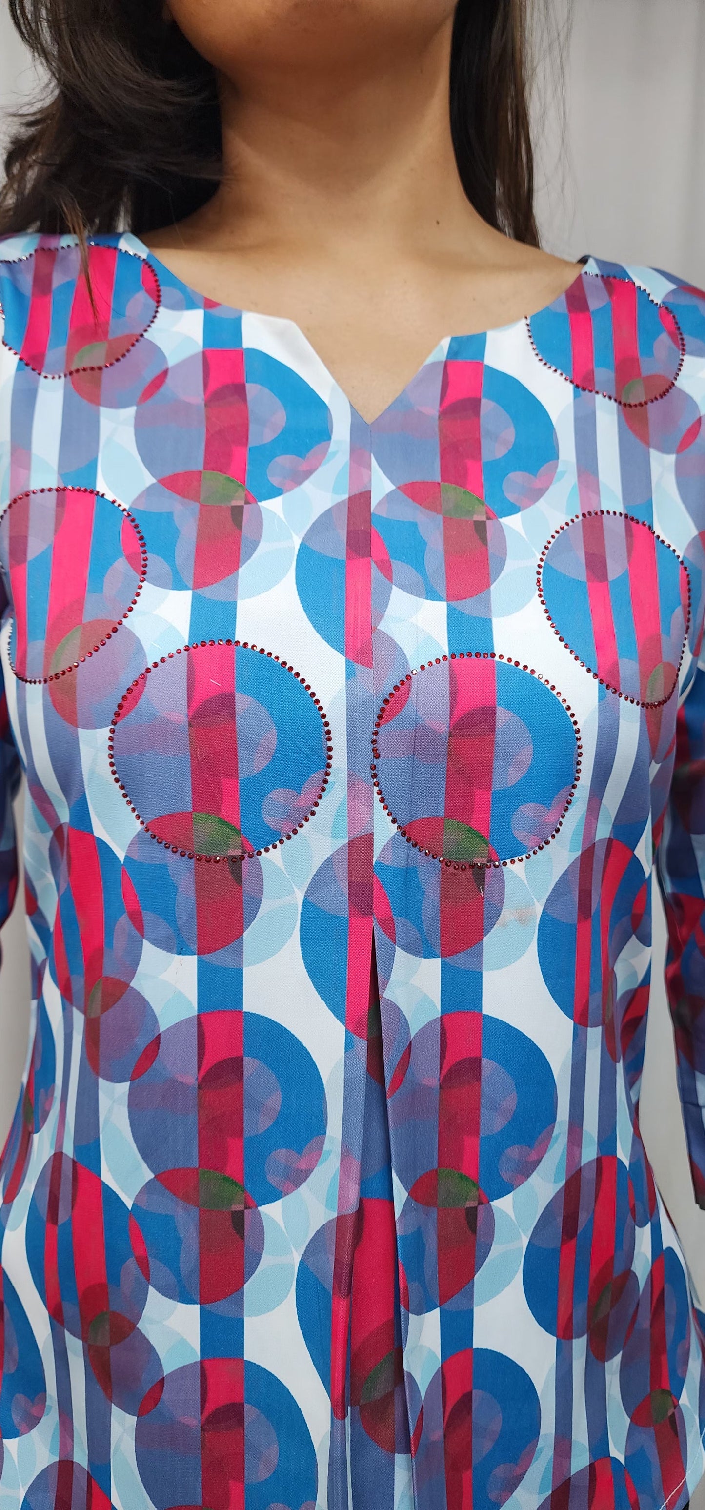 WOMENS ABSTRACT PRINTED DIAMOND EMBELLISHED TOP WITH ROUND NECK, 3/4TH SLEEVES. DIAMONDS HIGHLIGHTED ON PRINT.