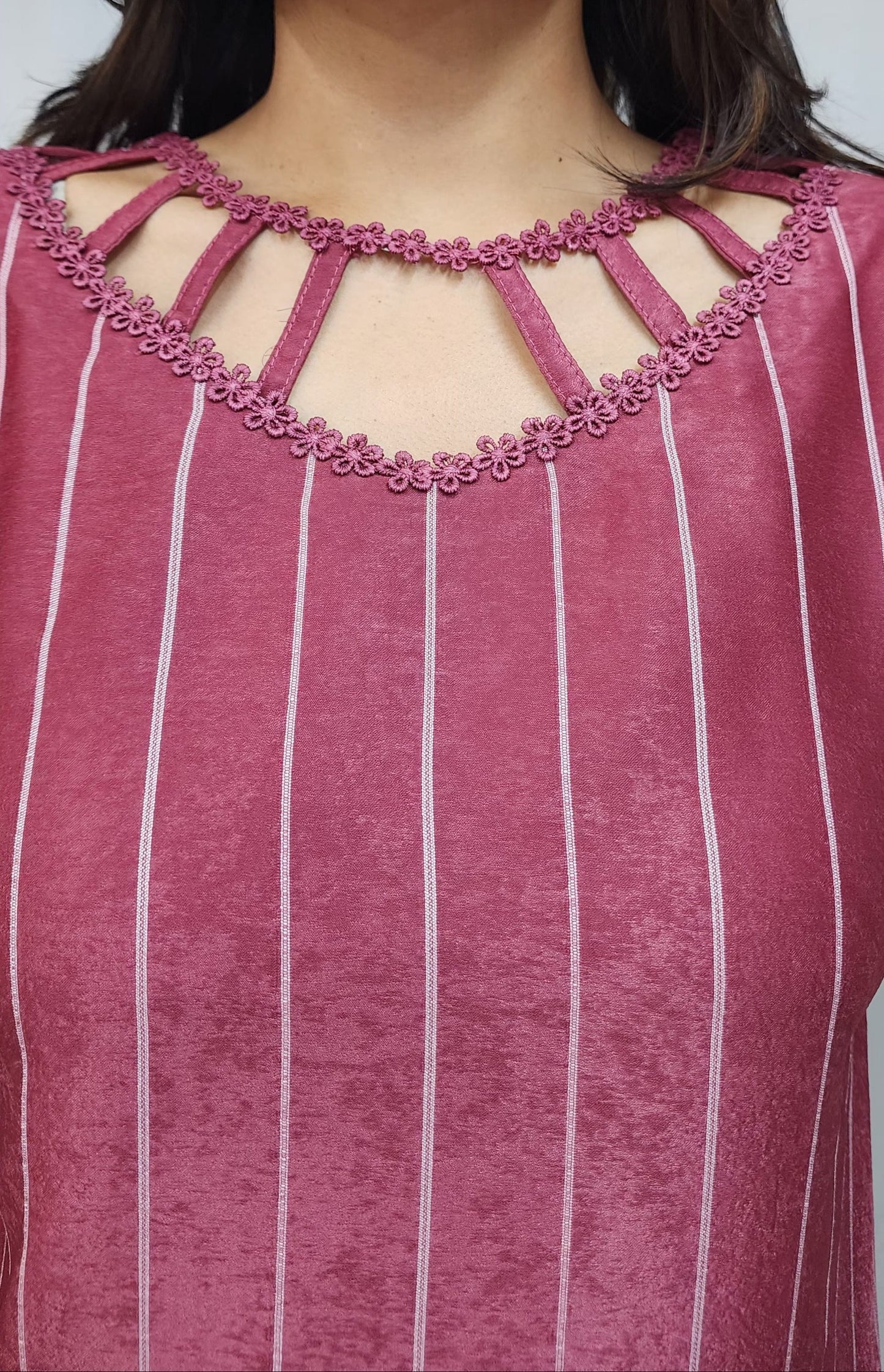 WOMENS TEXTURED TOP WITH LACE DETAILING ON NECKLINE & RUFFLED SLEEVES