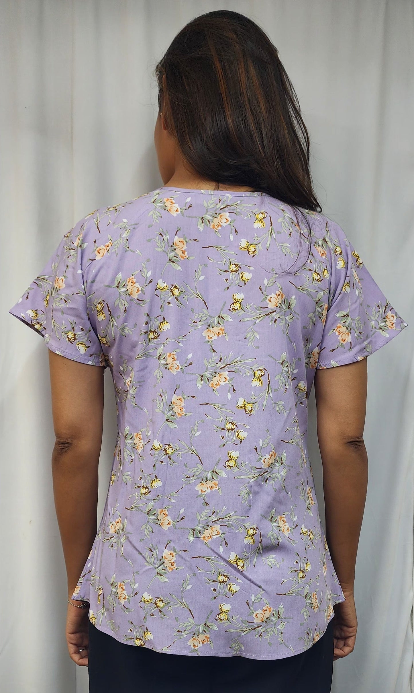 WOMENS FLORAL PRINTED TOP WITH LACE DETAILING. PINTUCKS ON FRONT PANEL, BUTTON ACCENTS ON ROUND NECK, SHORT SLEEVES