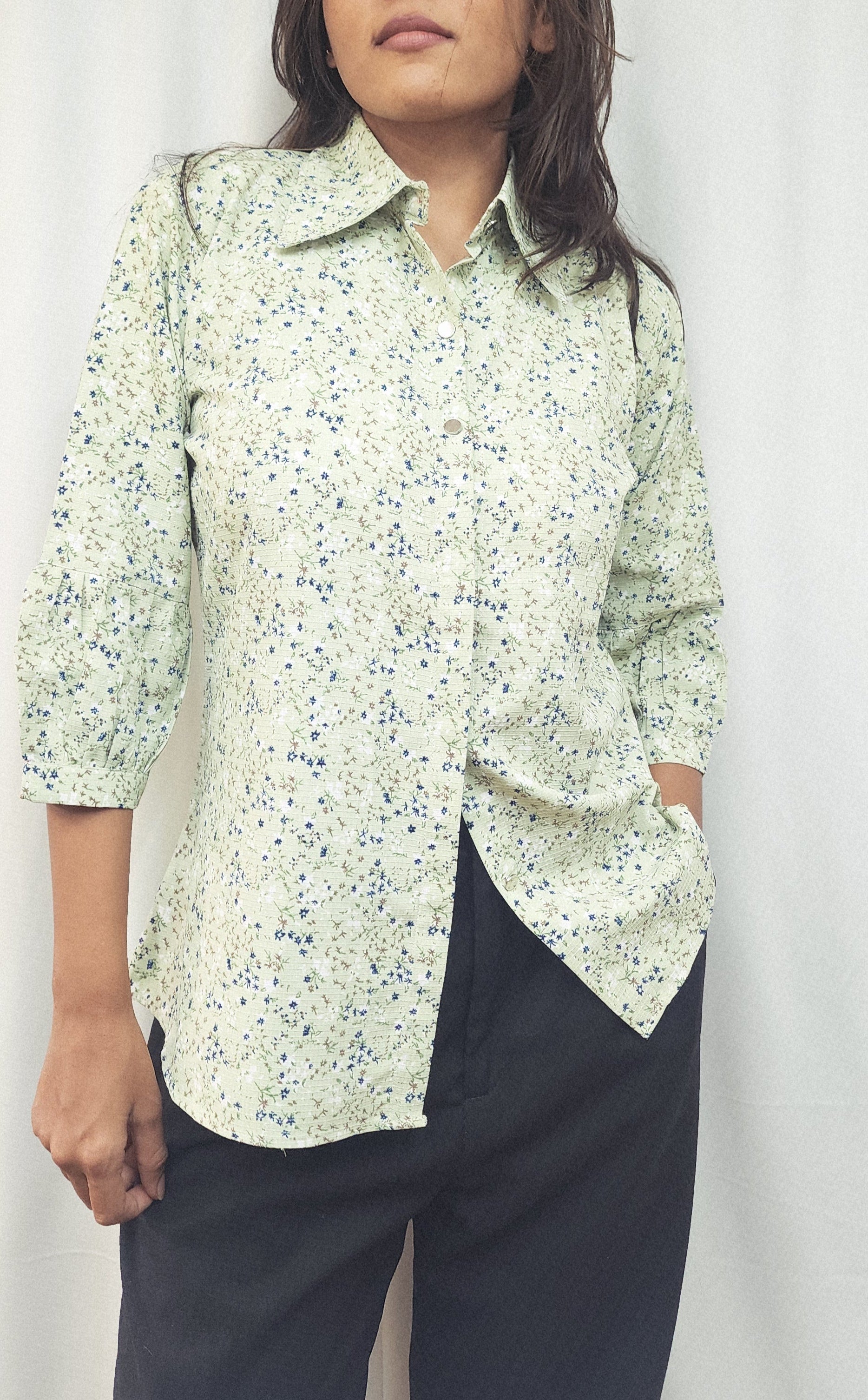 WOMENS FLORAL PRINT FLY COLLAR SHIRT WITH BISHOP SLEEVES IN LIGHT GREEN